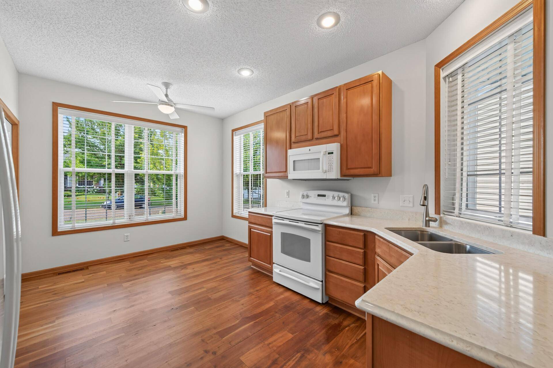 10986 Thone RD, Woodbury, MN 55129