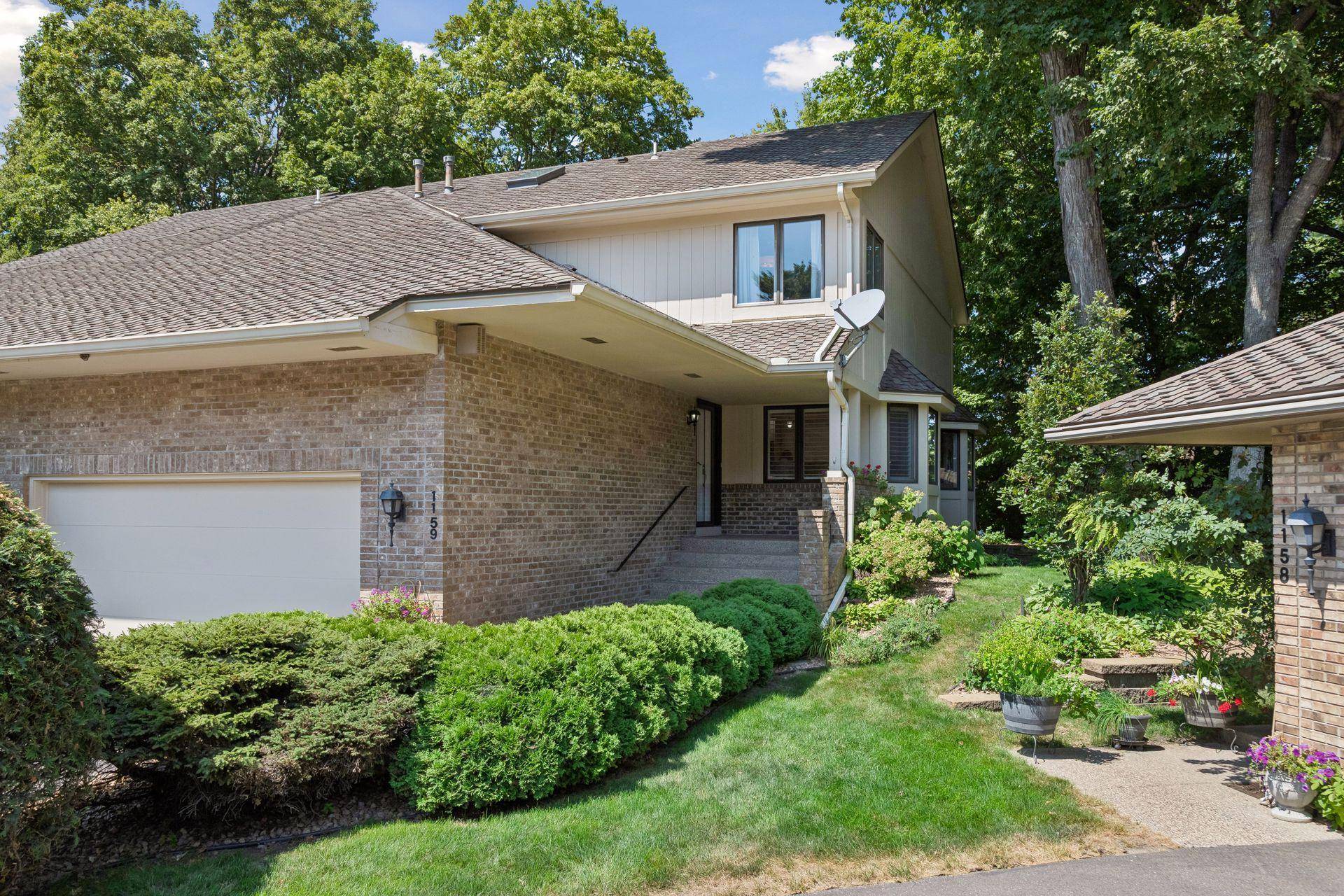 1159 Hollybrook DR, Wayzata, MN 55391
