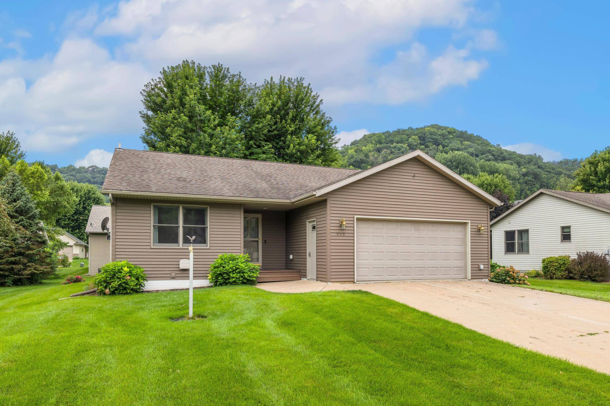 909 Jonathan LN, La Crescent, MN 55947