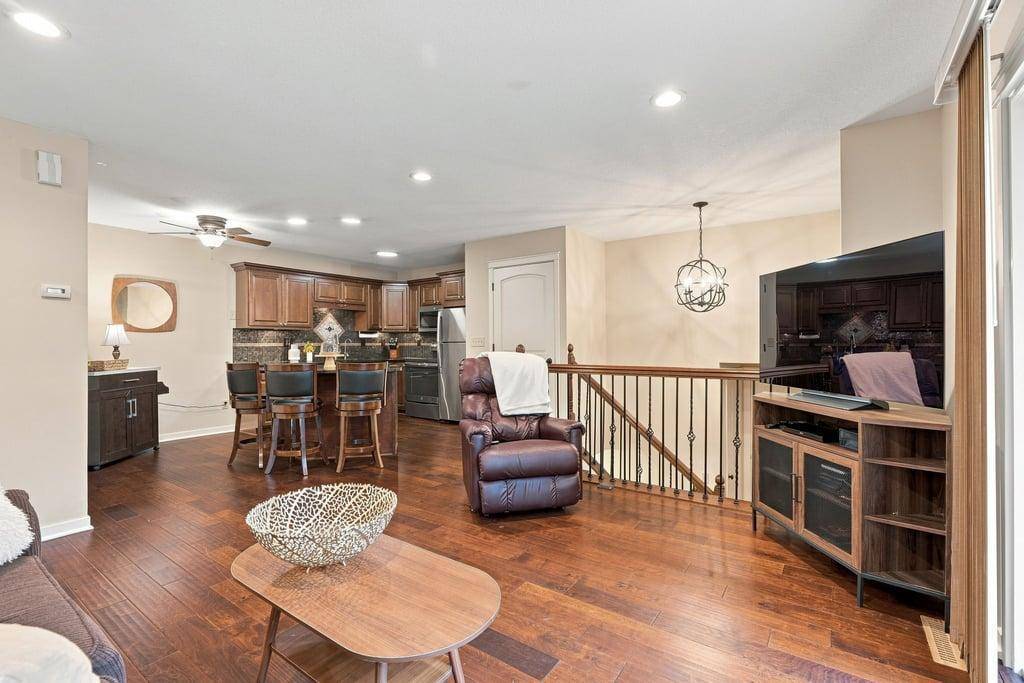 970 Pontiac LN, Chanhassen, MN 55317