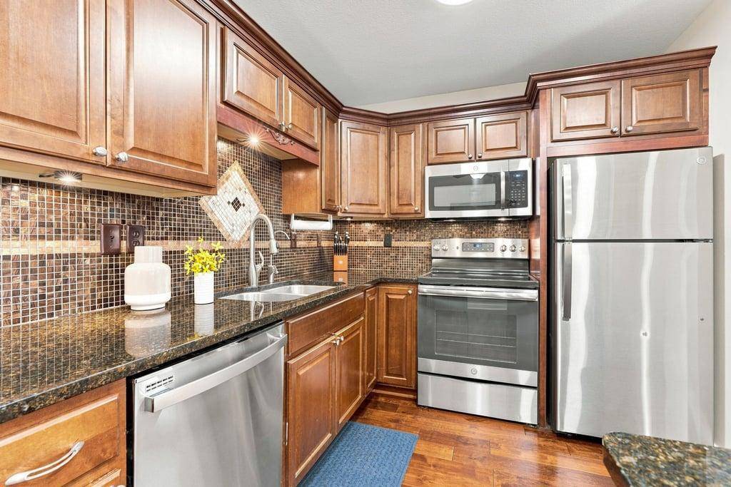970 Pontiac LN, Chanhassen, MN 55317