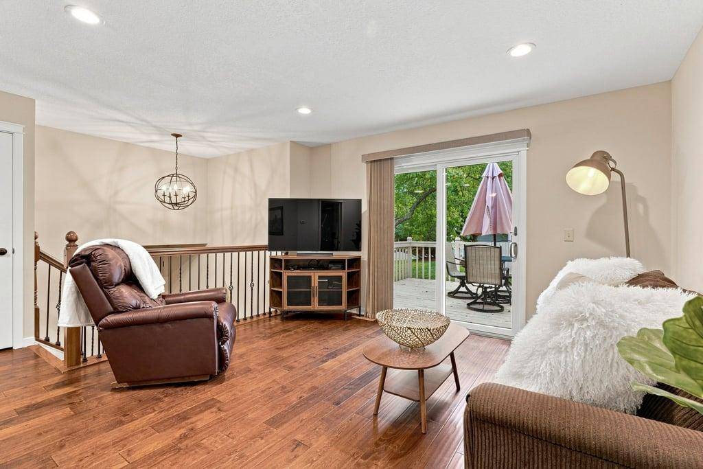 970 Pontiac LN, Chanhassen, MN 55317