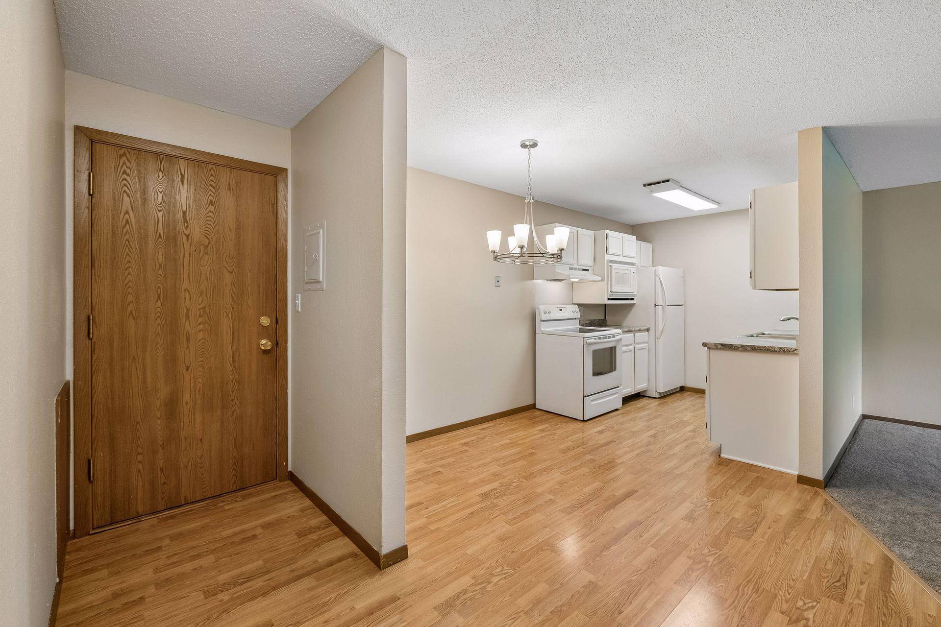4 Pine Tree DR #215, Arden Hills, MN 55112