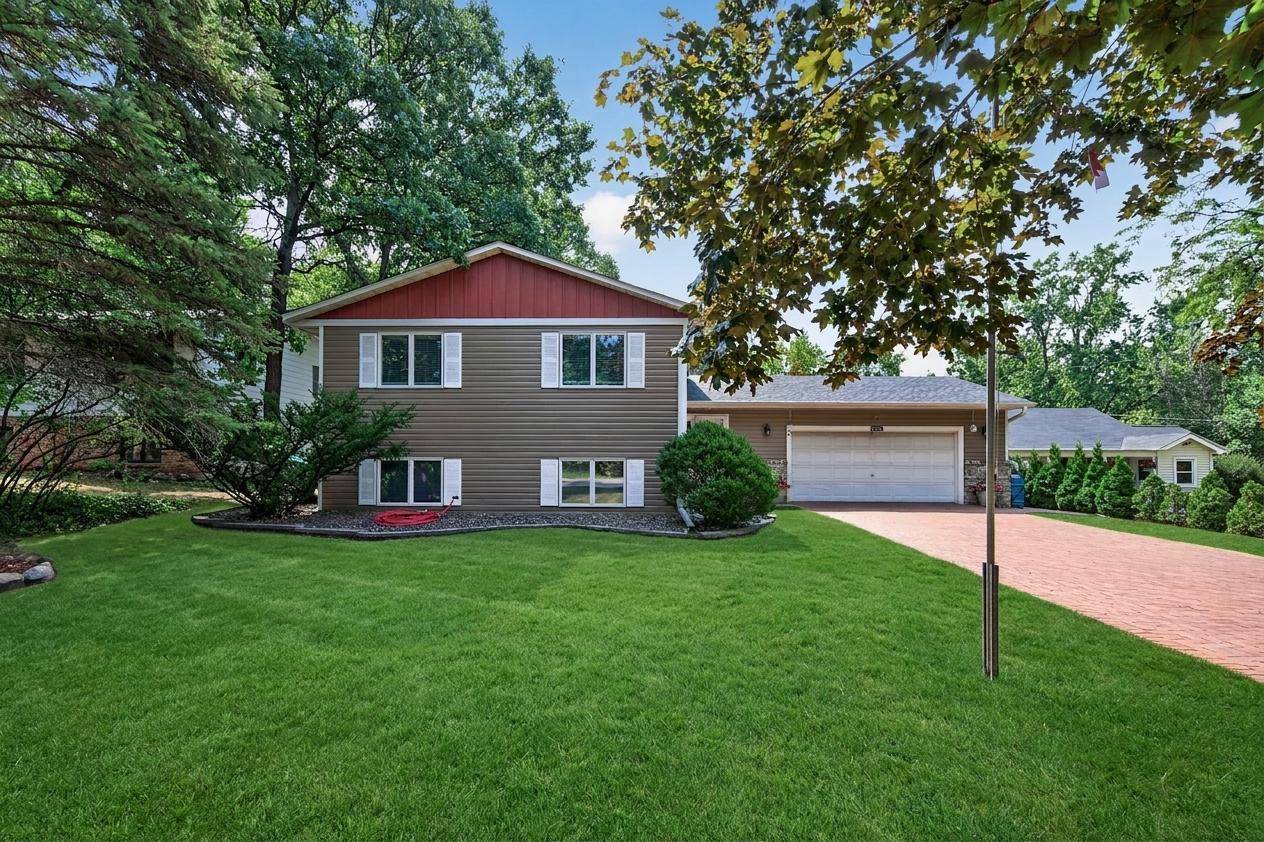 2048 17th AVE E, North Saint Paul, MN 55109