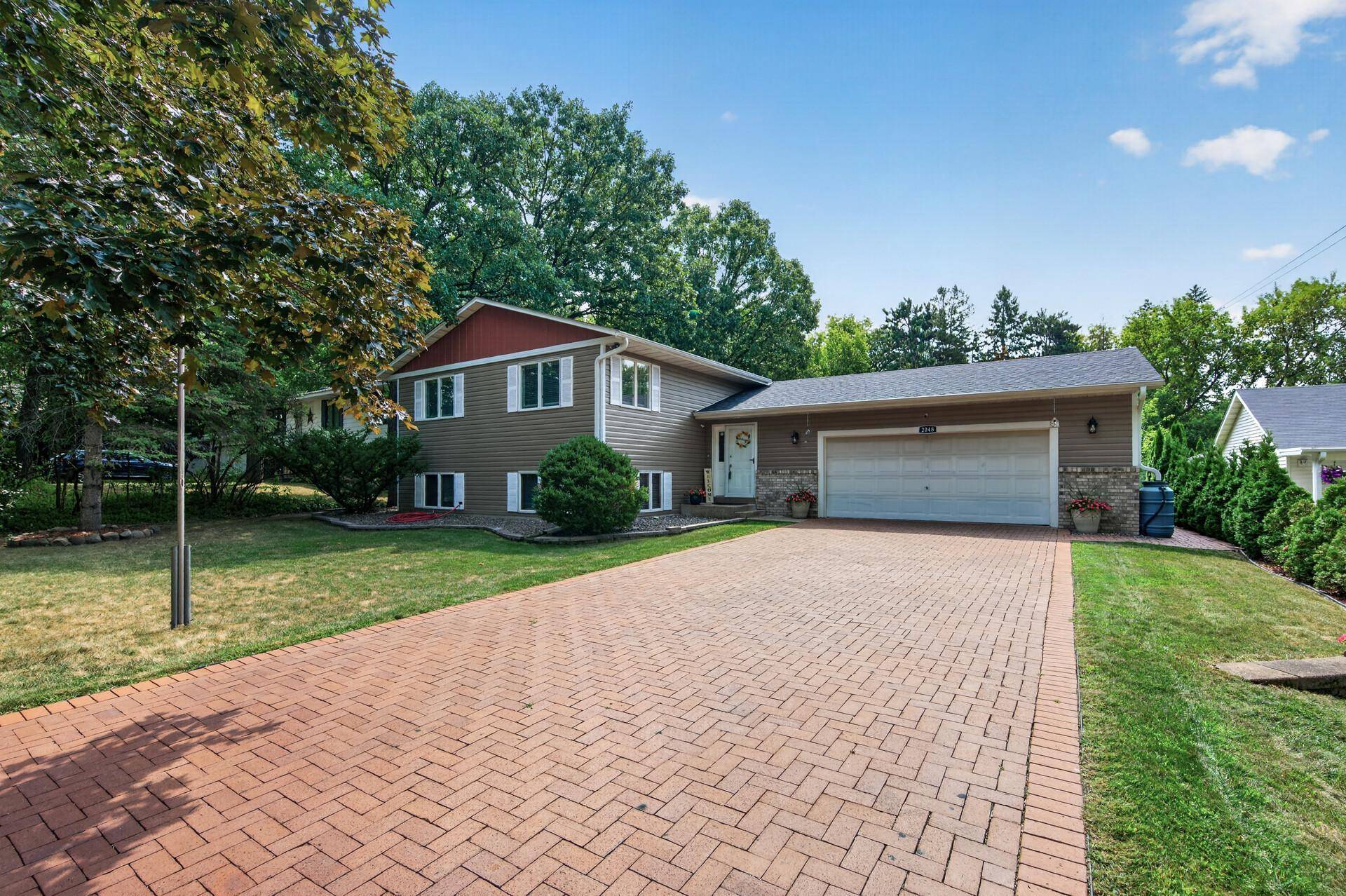 2048 17th AVE E, North Saint Paul, MN 55109