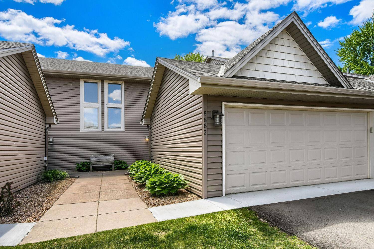 8862 Cottonwood LN N, Maple Grove, MN 55369
