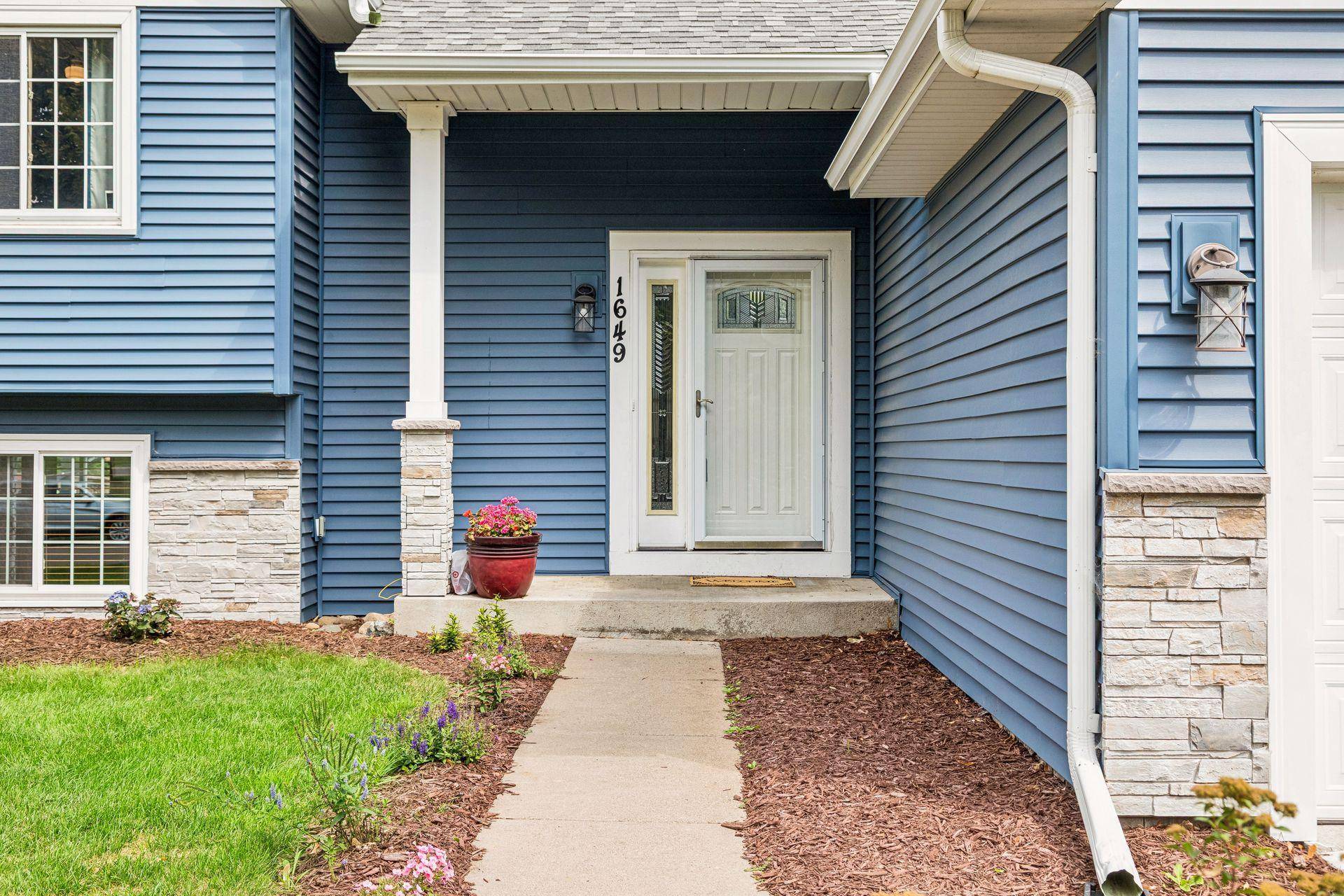 1649 Regatta DR, Woodbury, MN 55125