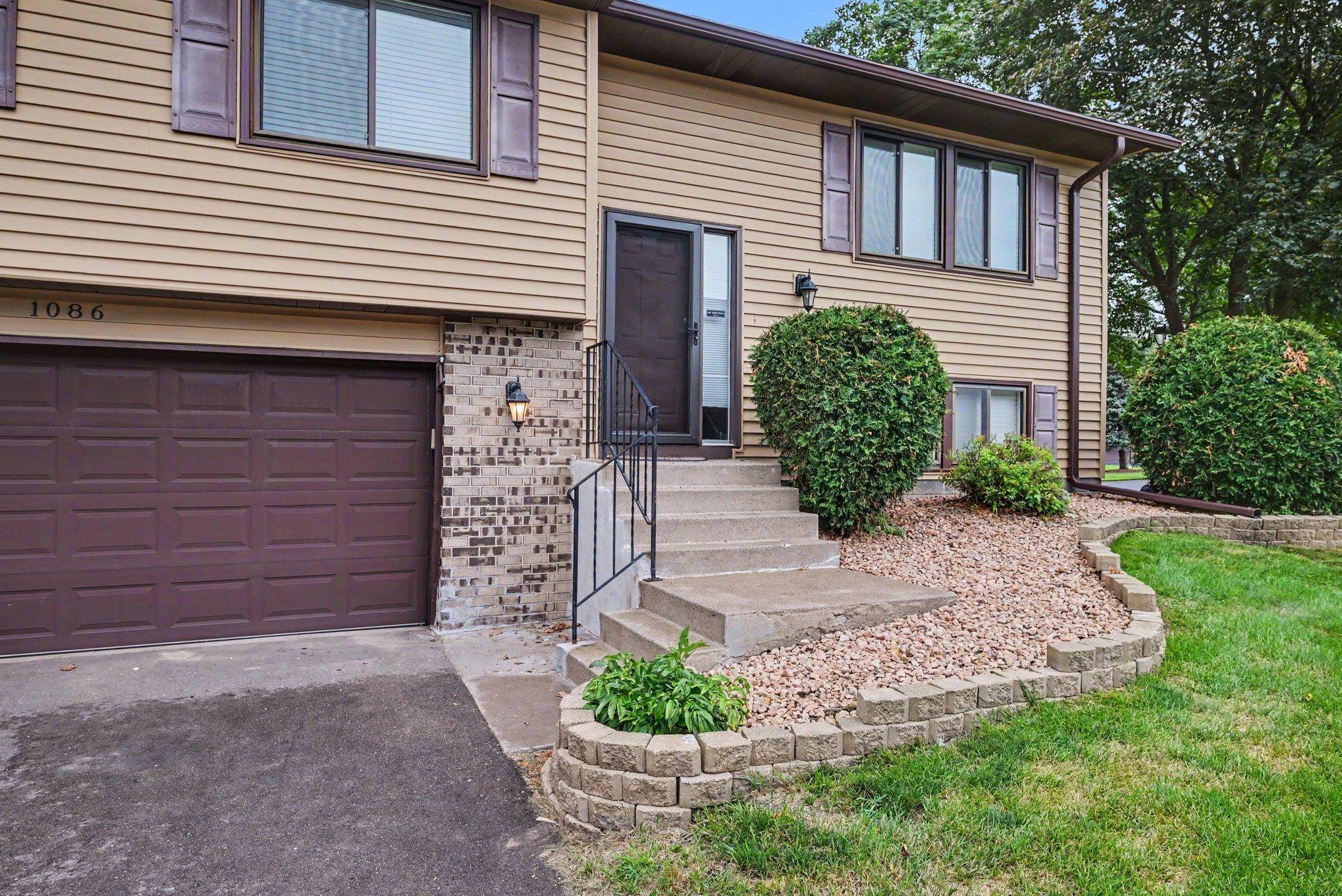 1086 122nd AVE NE, Blaine, MN 55434