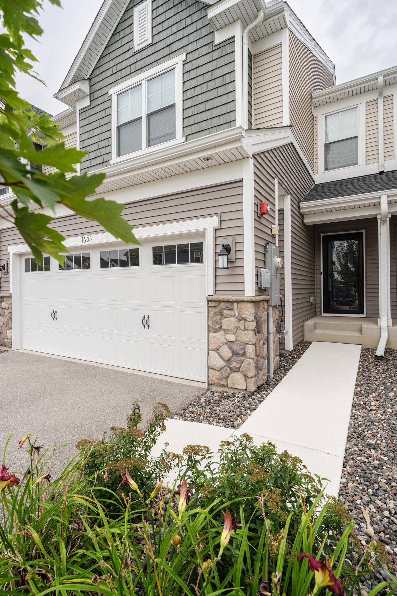 1605 Gable DR, Carver, MN 55315