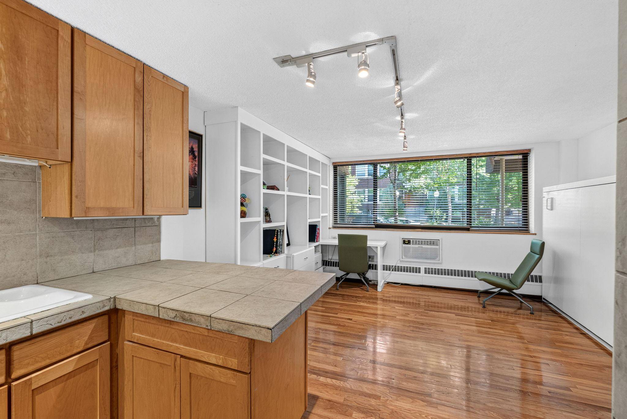 1912 Dupont AVE S #105, Minneapolis, MN 55403