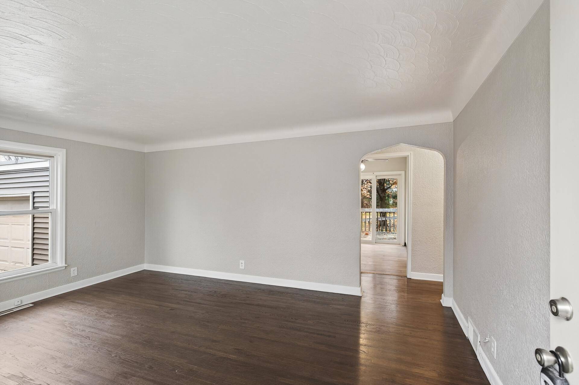 2057 Giesmann ST, Roseville, MN 55113