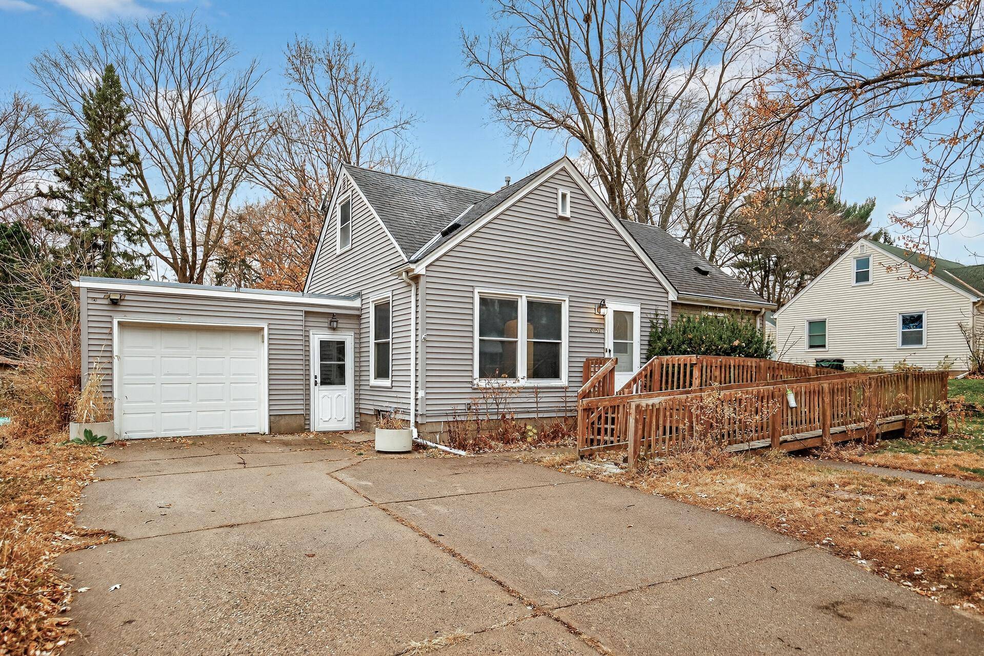 2057 Giesmann ST, Roseville, MN 55113