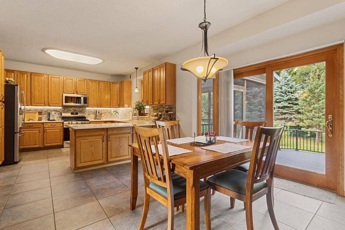 2437 Matterhorn DR E, Maplewood, MN 55119