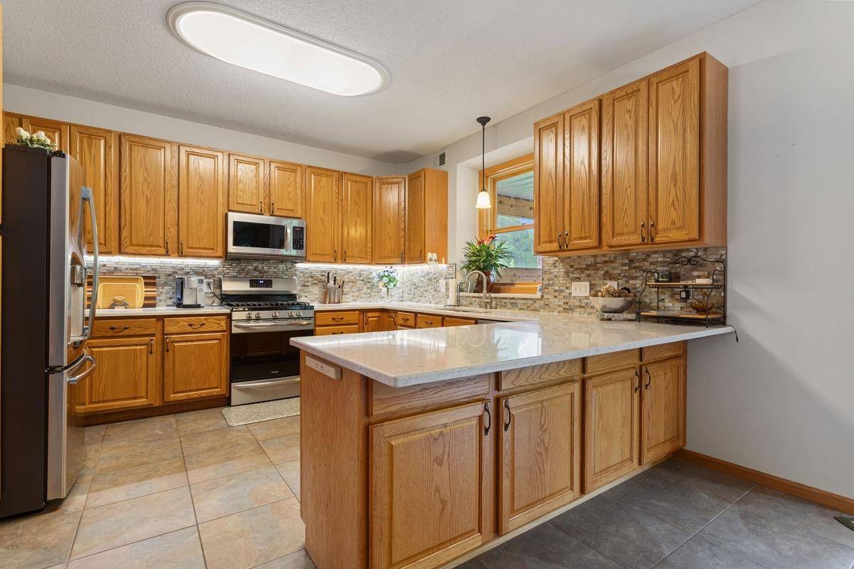 2437 Matterhorn DR E, Maplewood, MN 55119