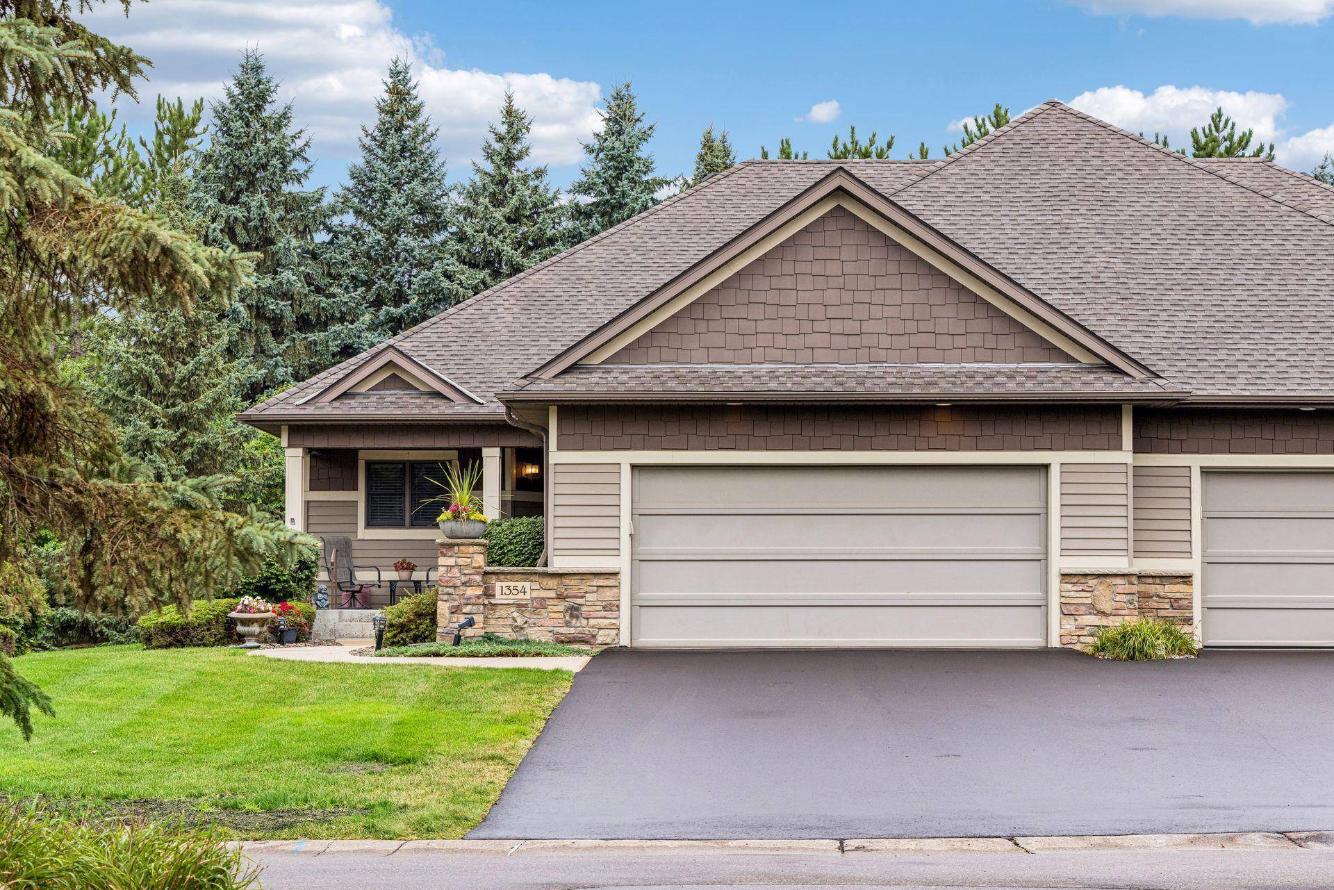 1354 Holly AVE N, Oakdale, MN 55128