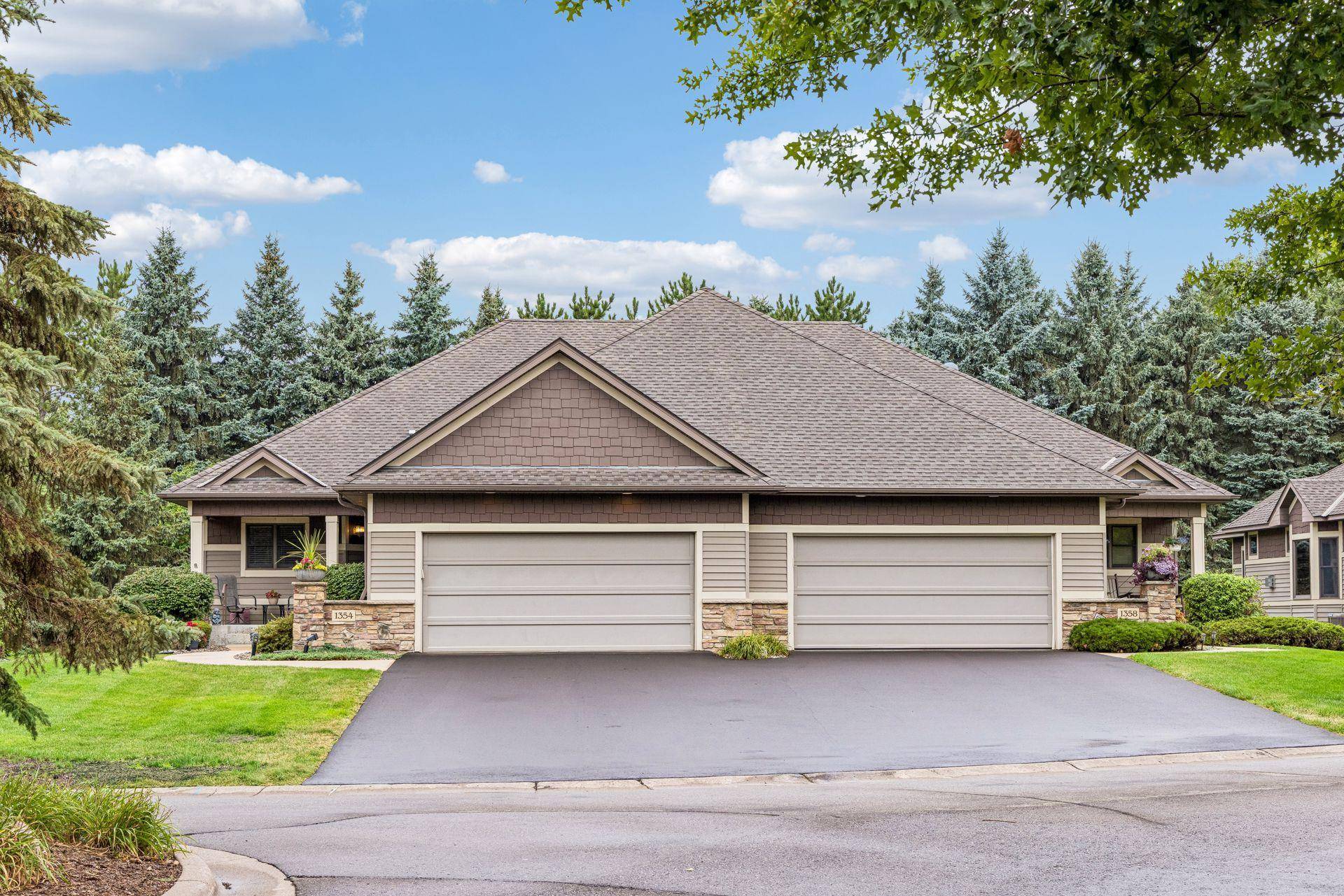 1354 Holly AVE N, Oakdale, MN 55128
