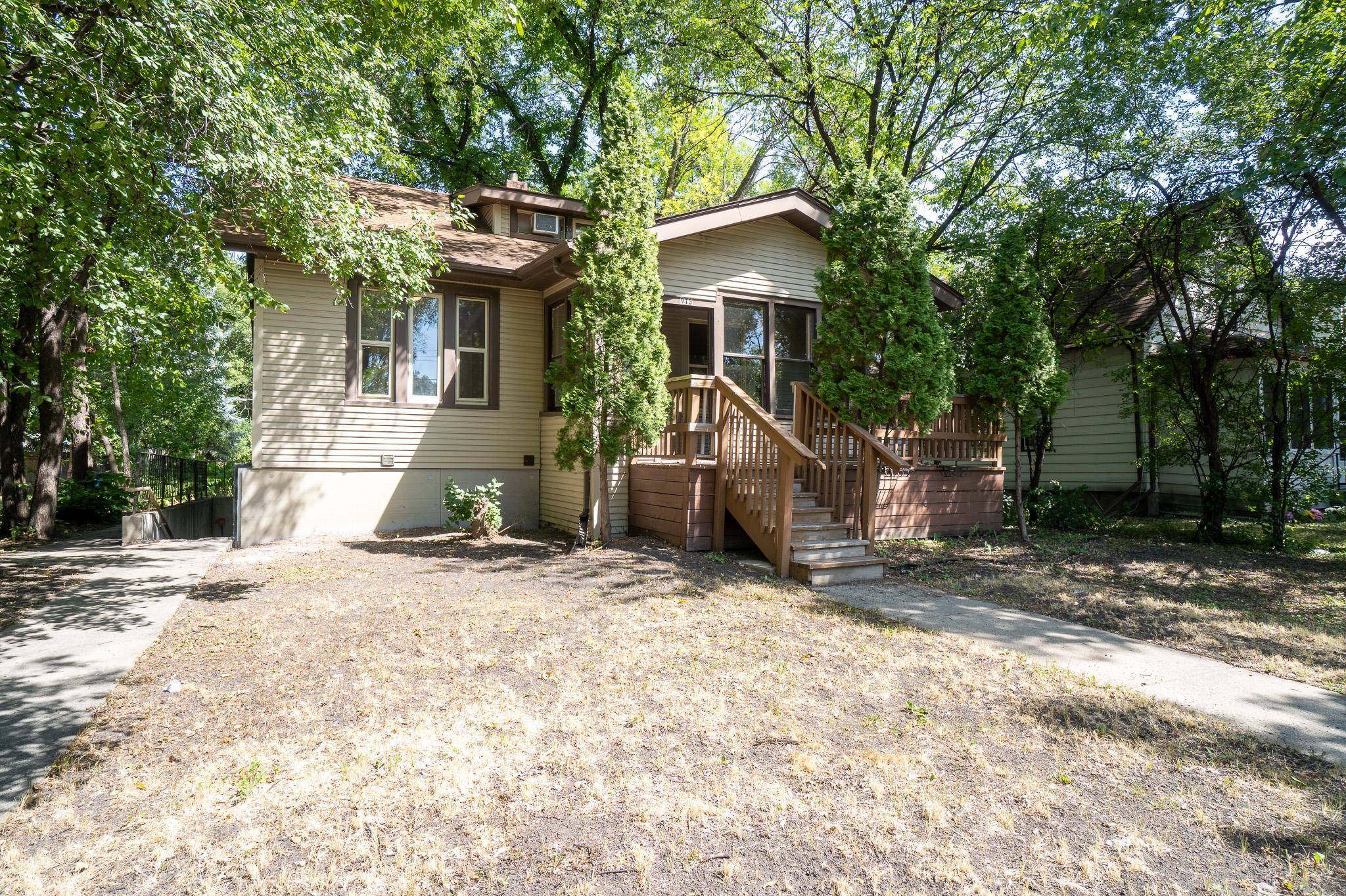 915 College ST N, Fargo, ND 58102