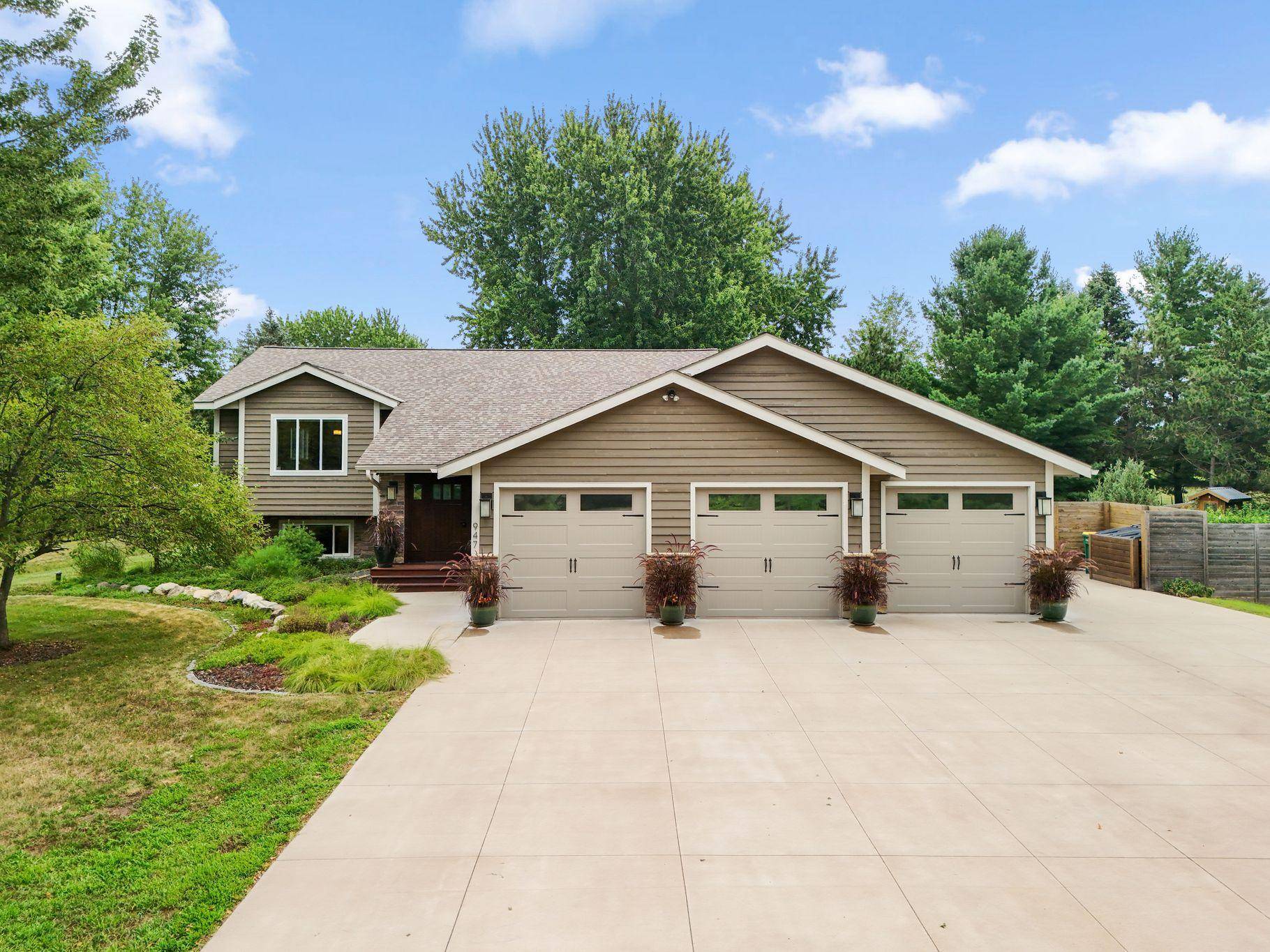 947 Sherman RD, Hudson, WI 54016