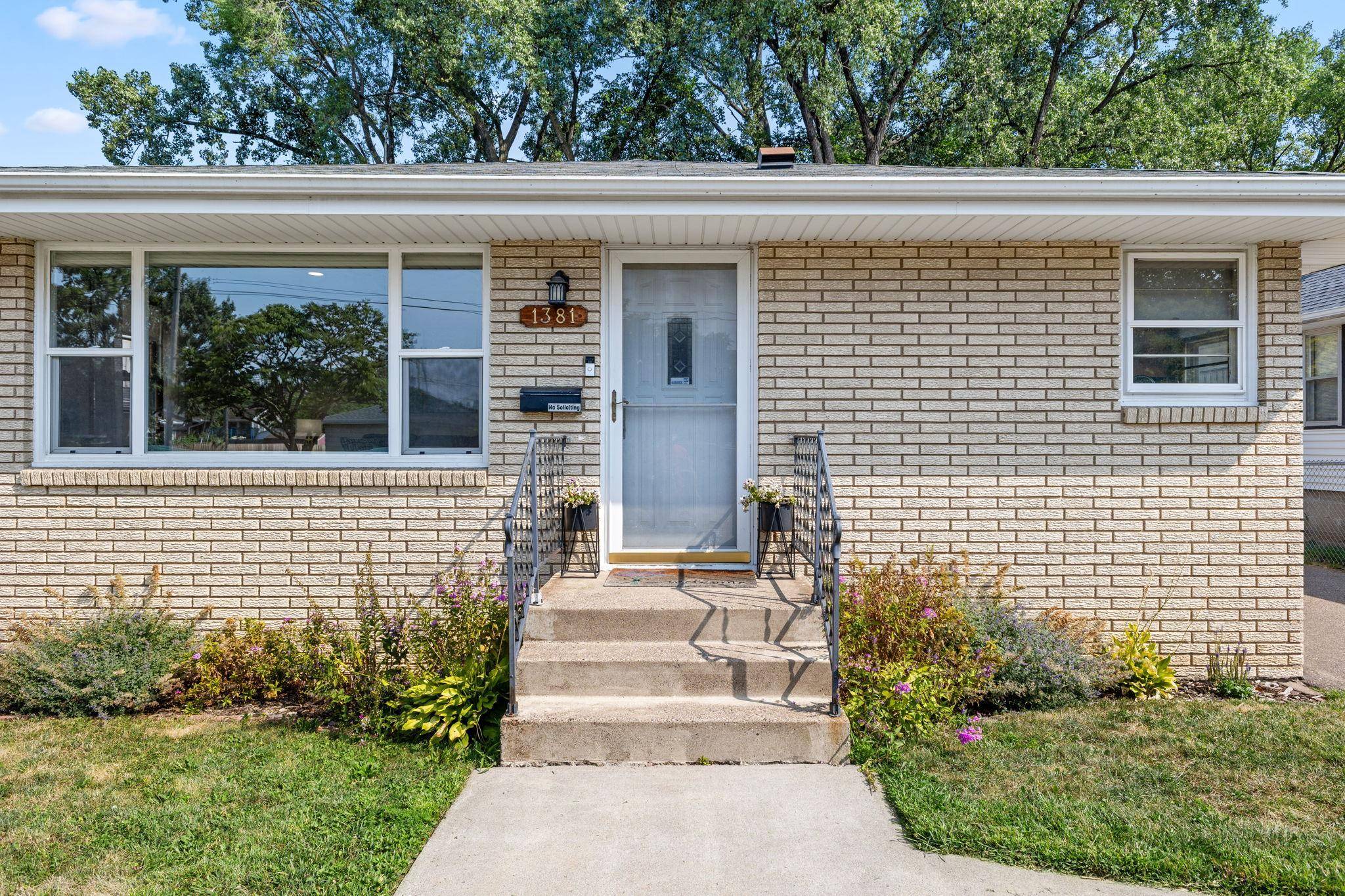 1381 Hoyt AVE E, Saint Paul, MN 55106