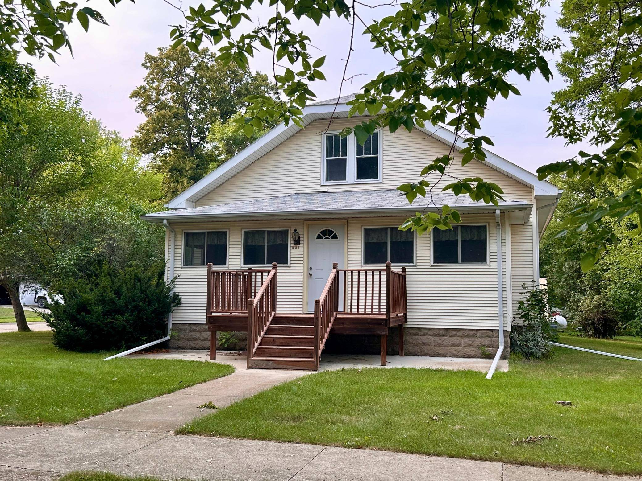 221 W Saxon ST, Ivanhoe, MN 56142