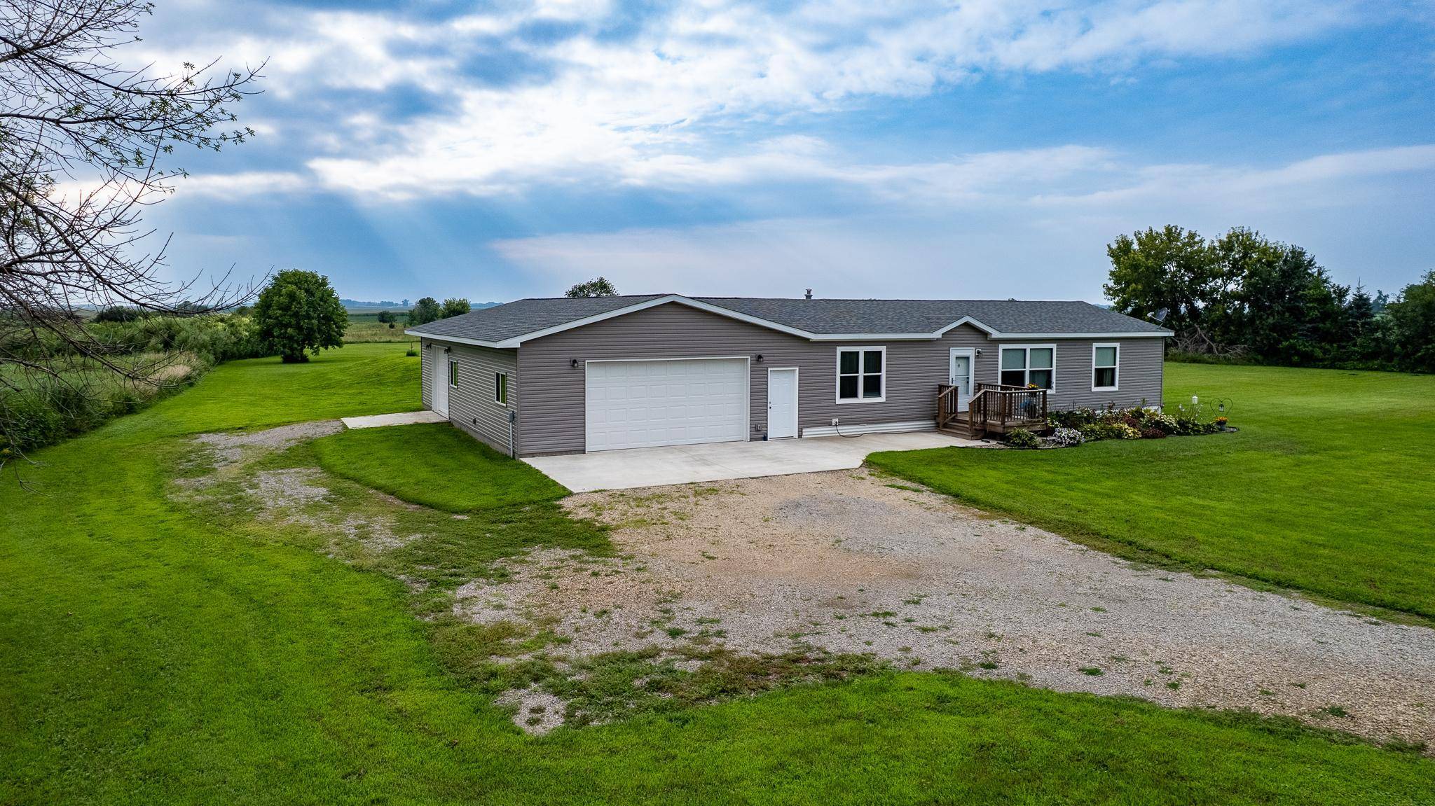21509 700th AVE, Alden, MN 56009