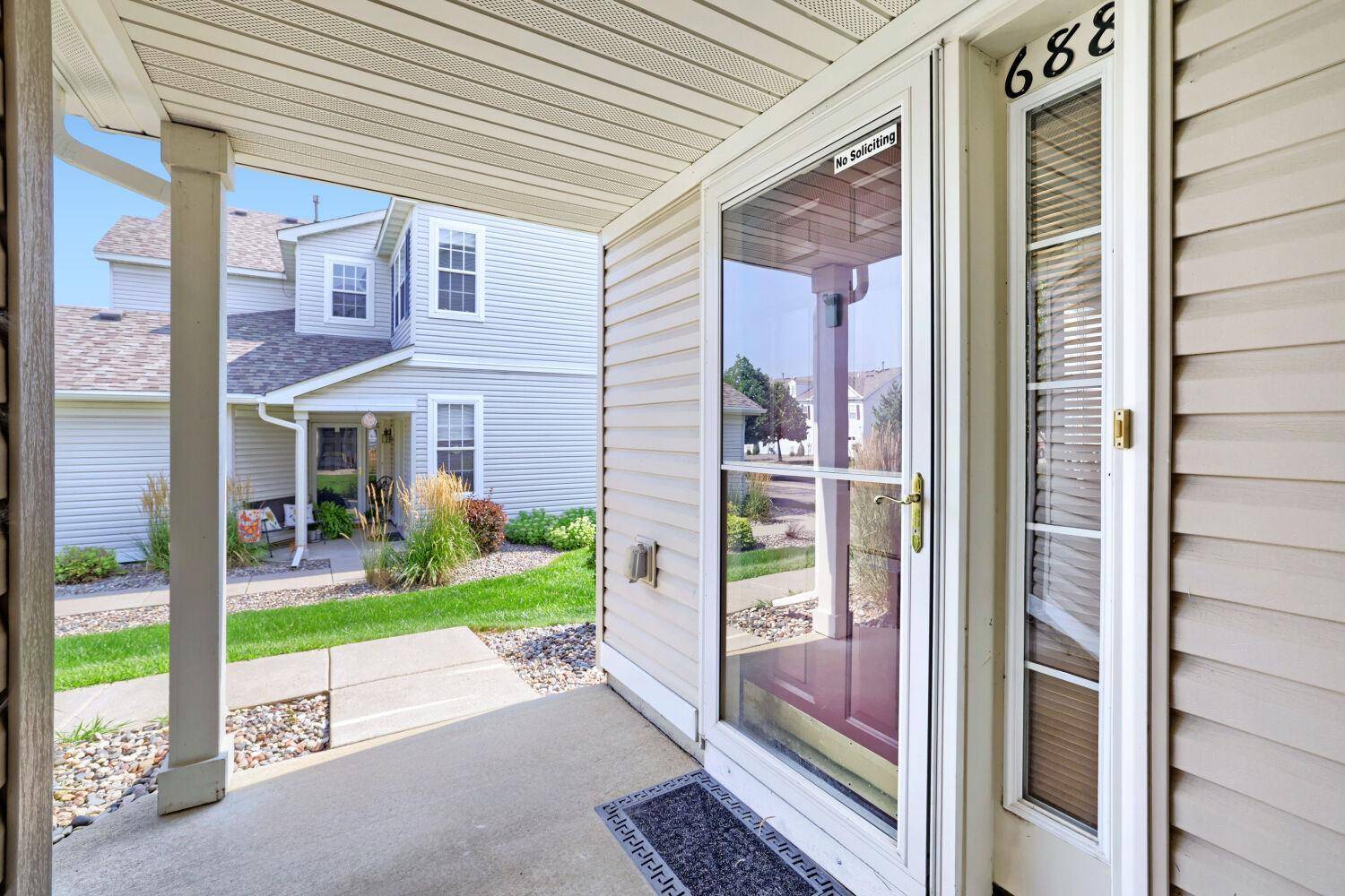 688 Cobblestone WAY, Shakopee, MN 55379