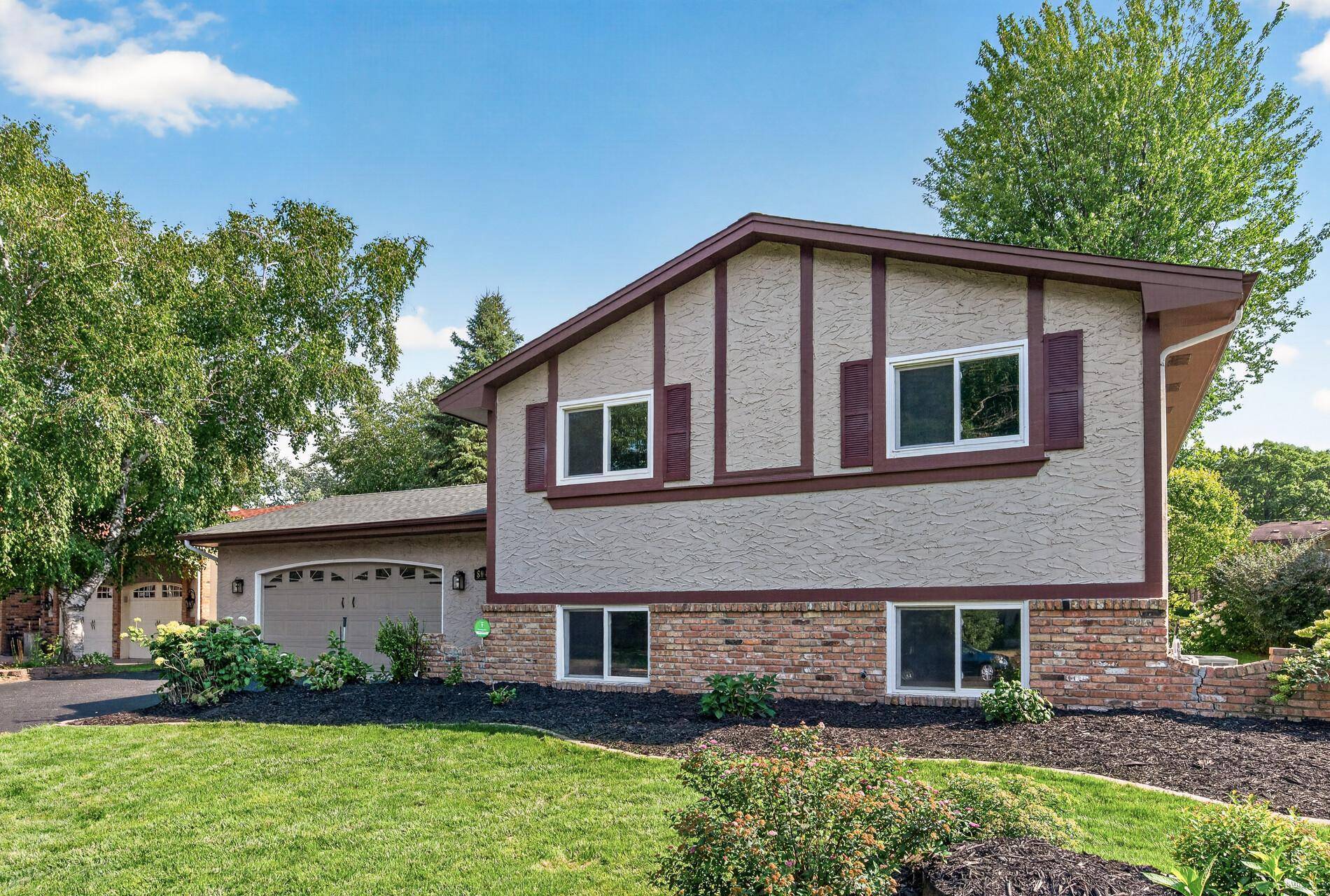 8041 60 1/2 AVE N, New Hope, MN 55428