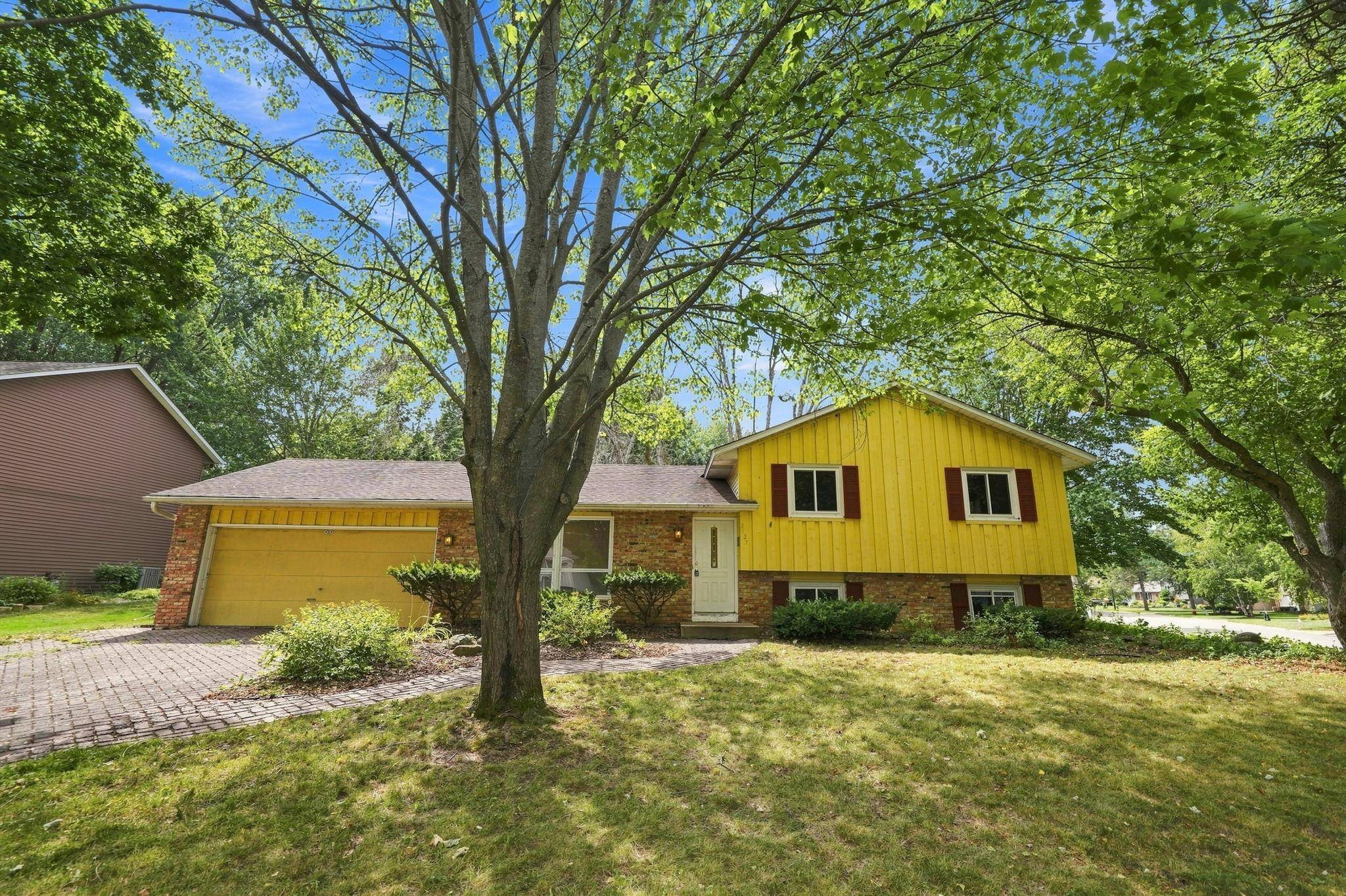 2527 Interlachen DR, Stillwater, MN 55082