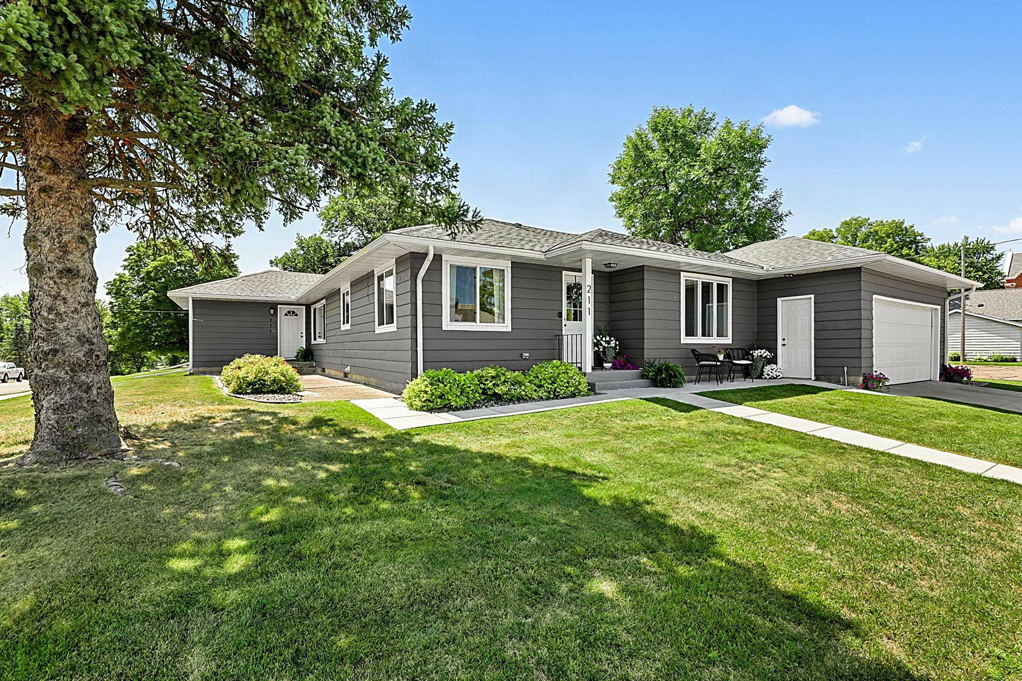 211 Cedar AVE S, Watkins, MN 55389