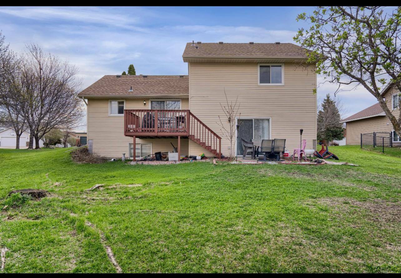 9119 Regent Pkwy, Brooklyn Park, MN 55443