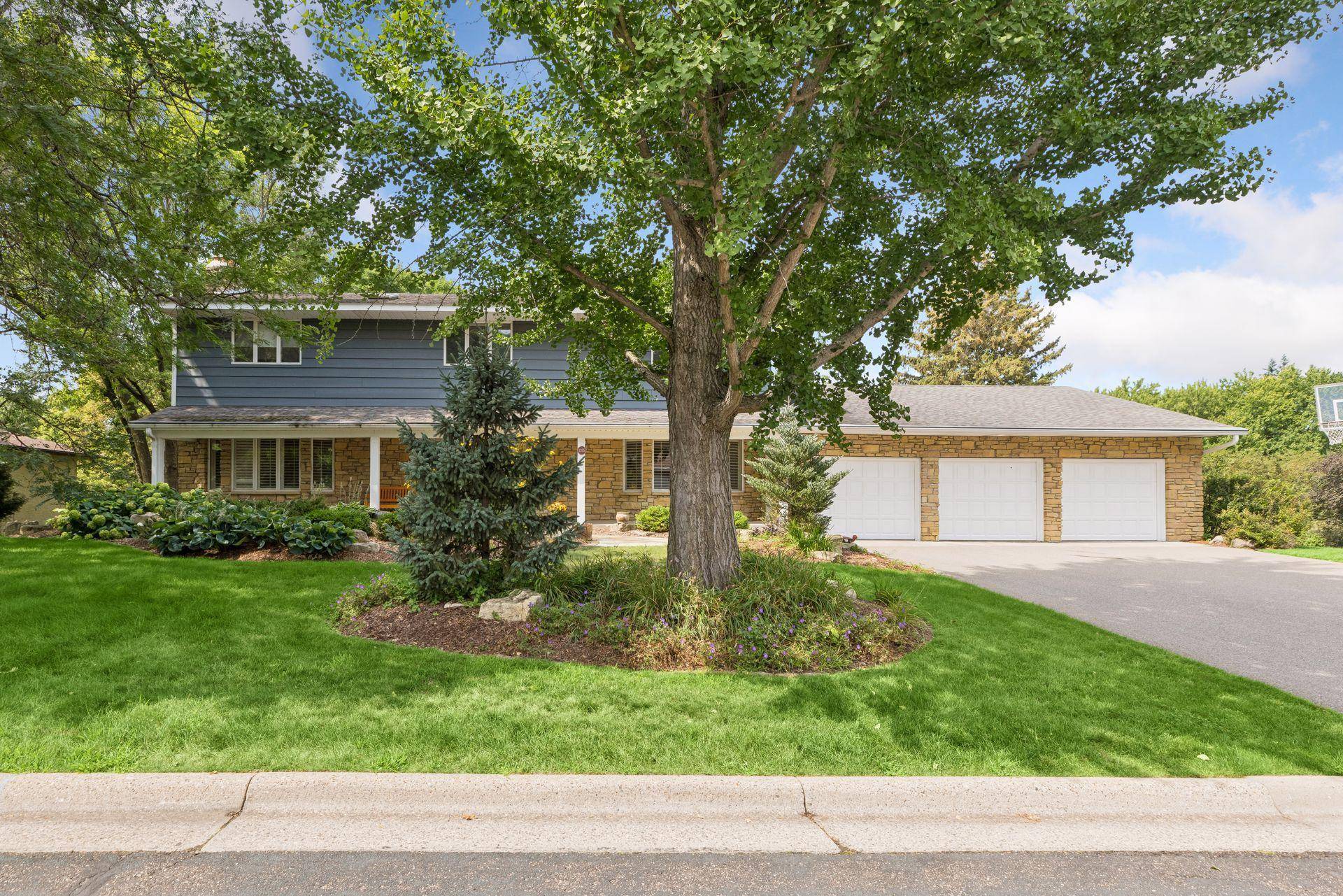 1355 Medora RD, Mendota Heights, MN 55118