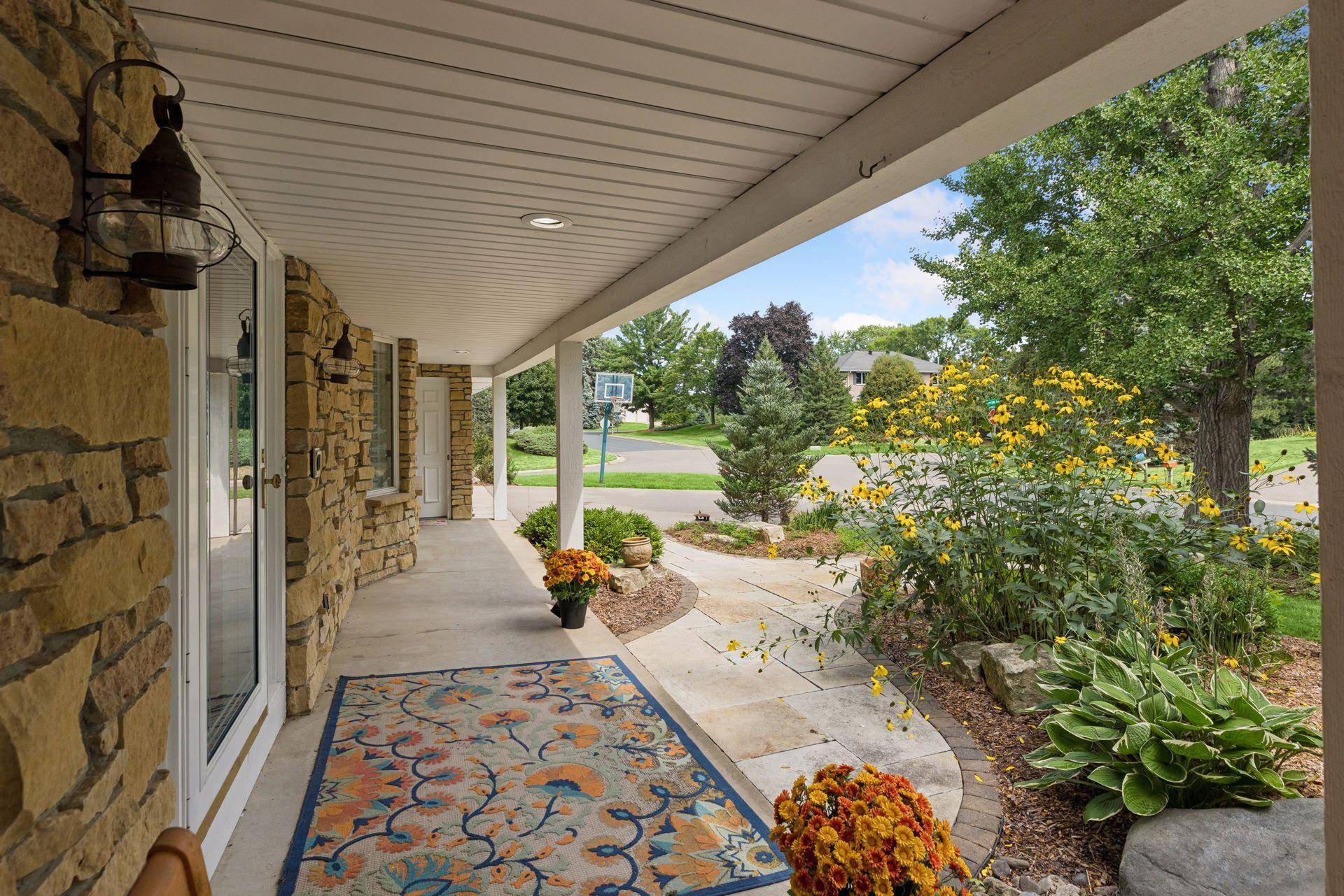 1355 Medora RD, Mendota Heights, MN 55118