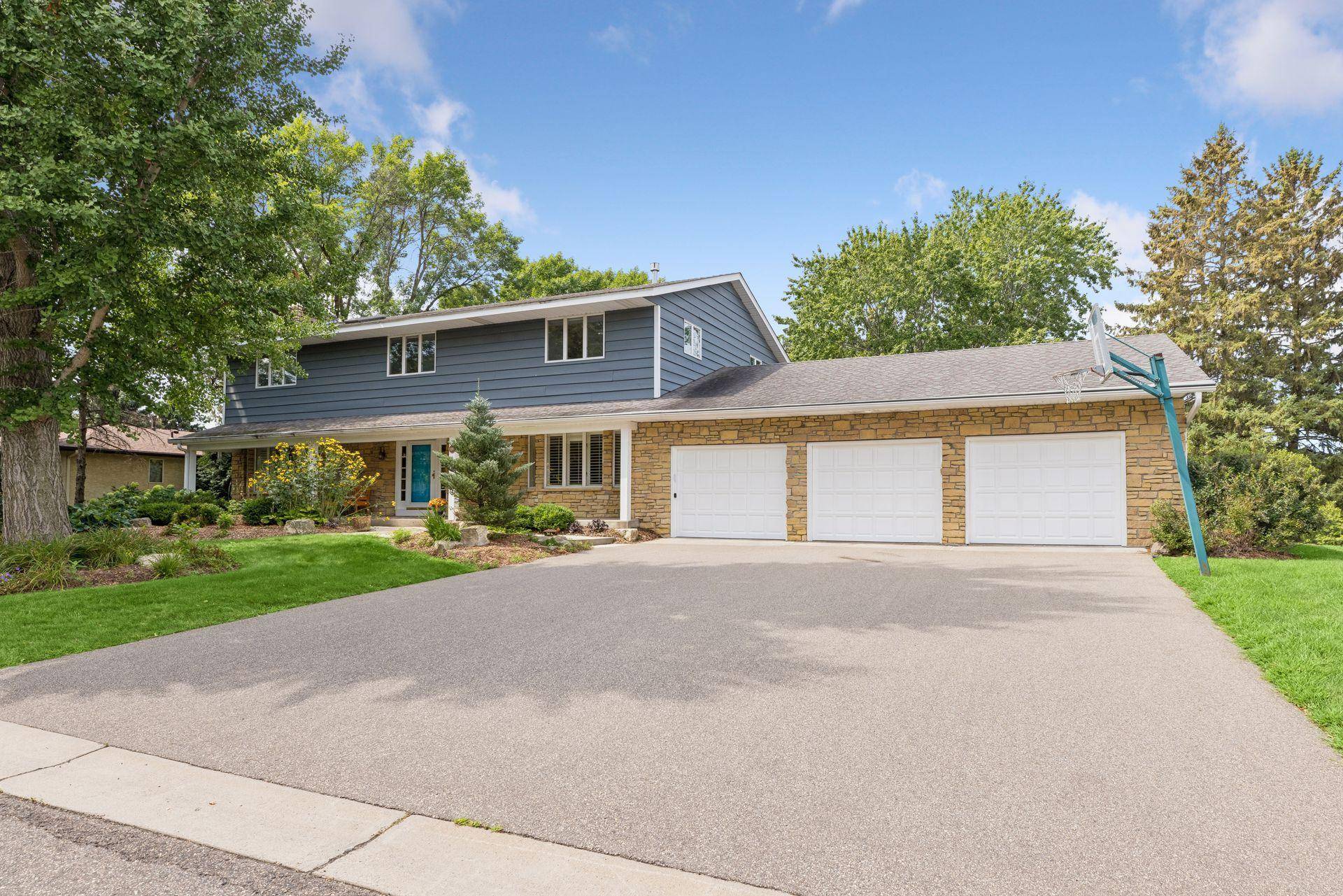 1355 Medora RD, Mendota Heights, MN 55118