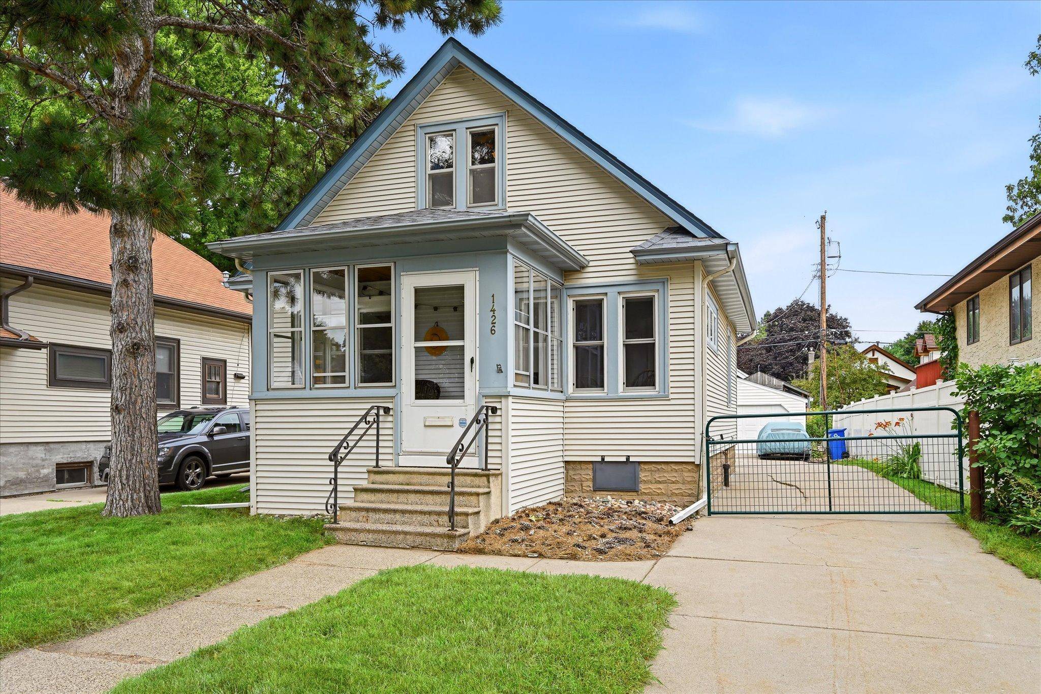 1426 Pascal ST N, Saint Paul, MN 55108