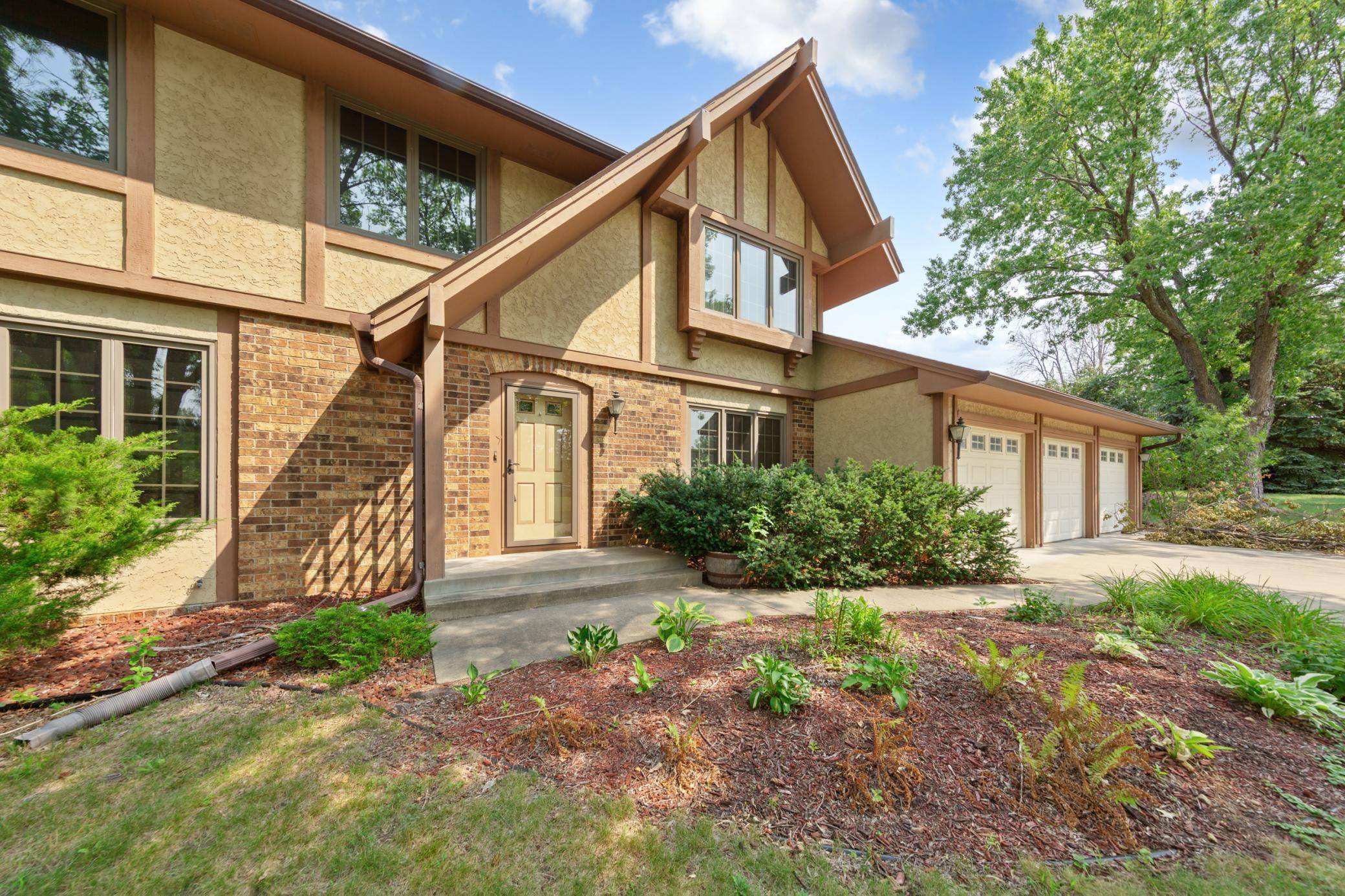 14613 Carriage LN, Burnsville, MN 55306