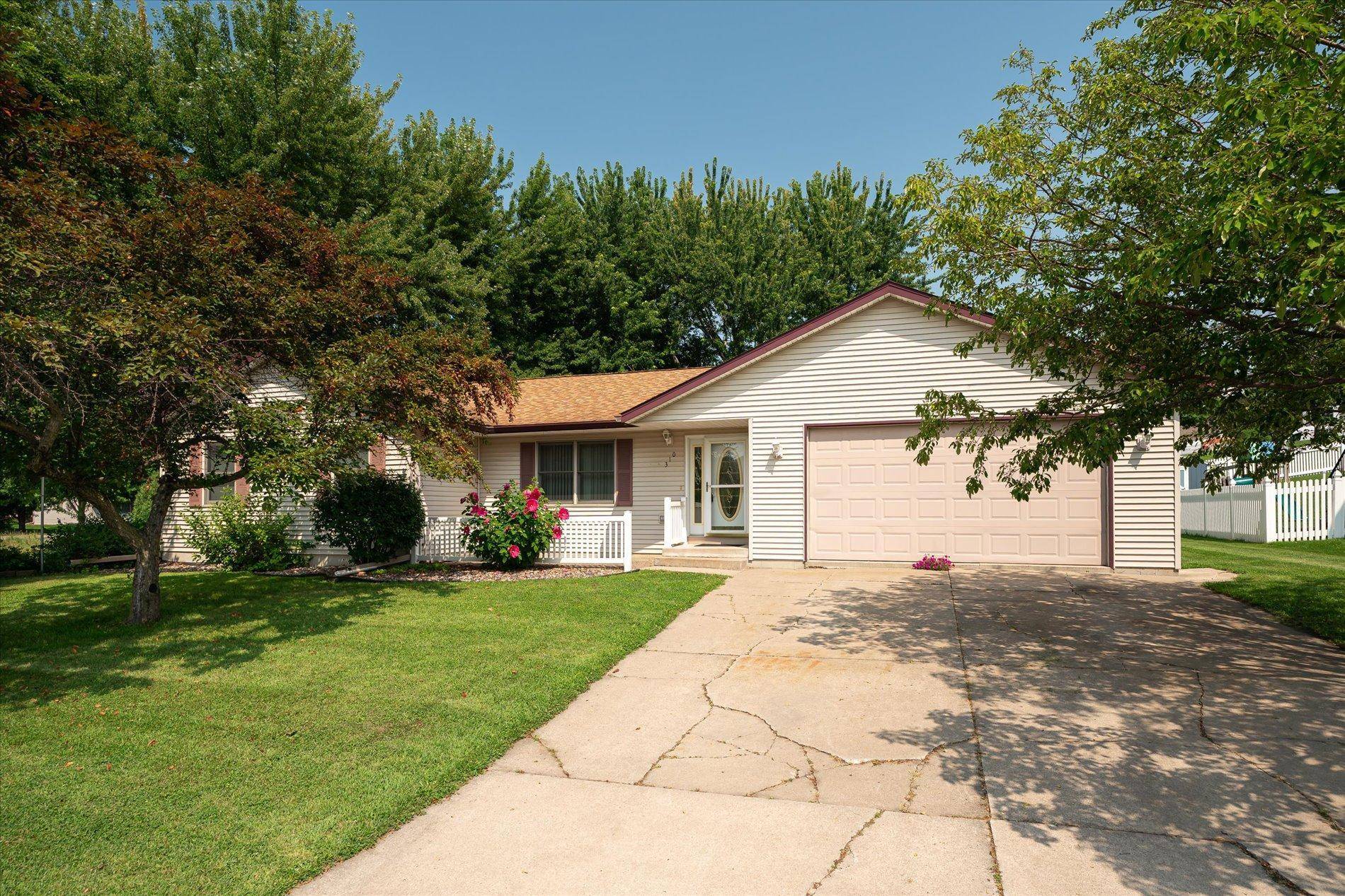 310 Haralson LN, La Crescent, MN 55947