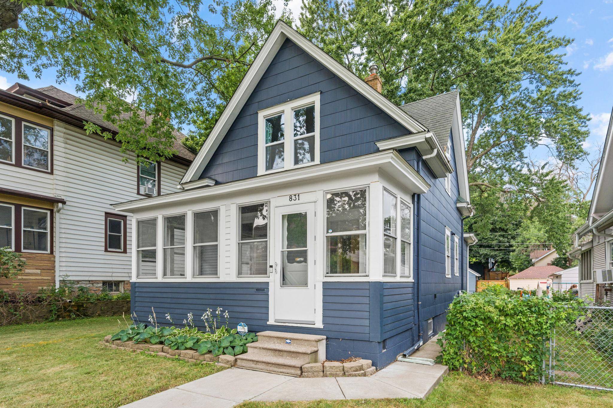 831 Smith AVE S, Saint Paul, MN 55107
