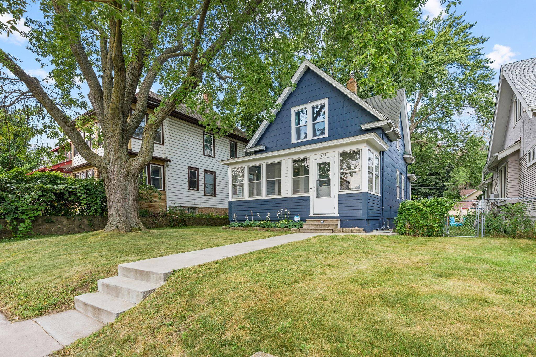 831 Smith AVE S, Saint Paul, MN 55107