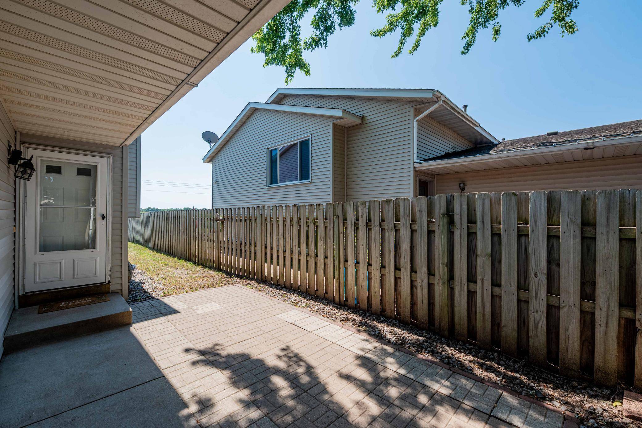 557 Kendall DR, Hastings, MN 55033