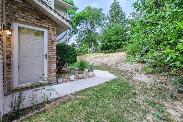 8777 Jasmine LN, Eden Prairie, MN 55344