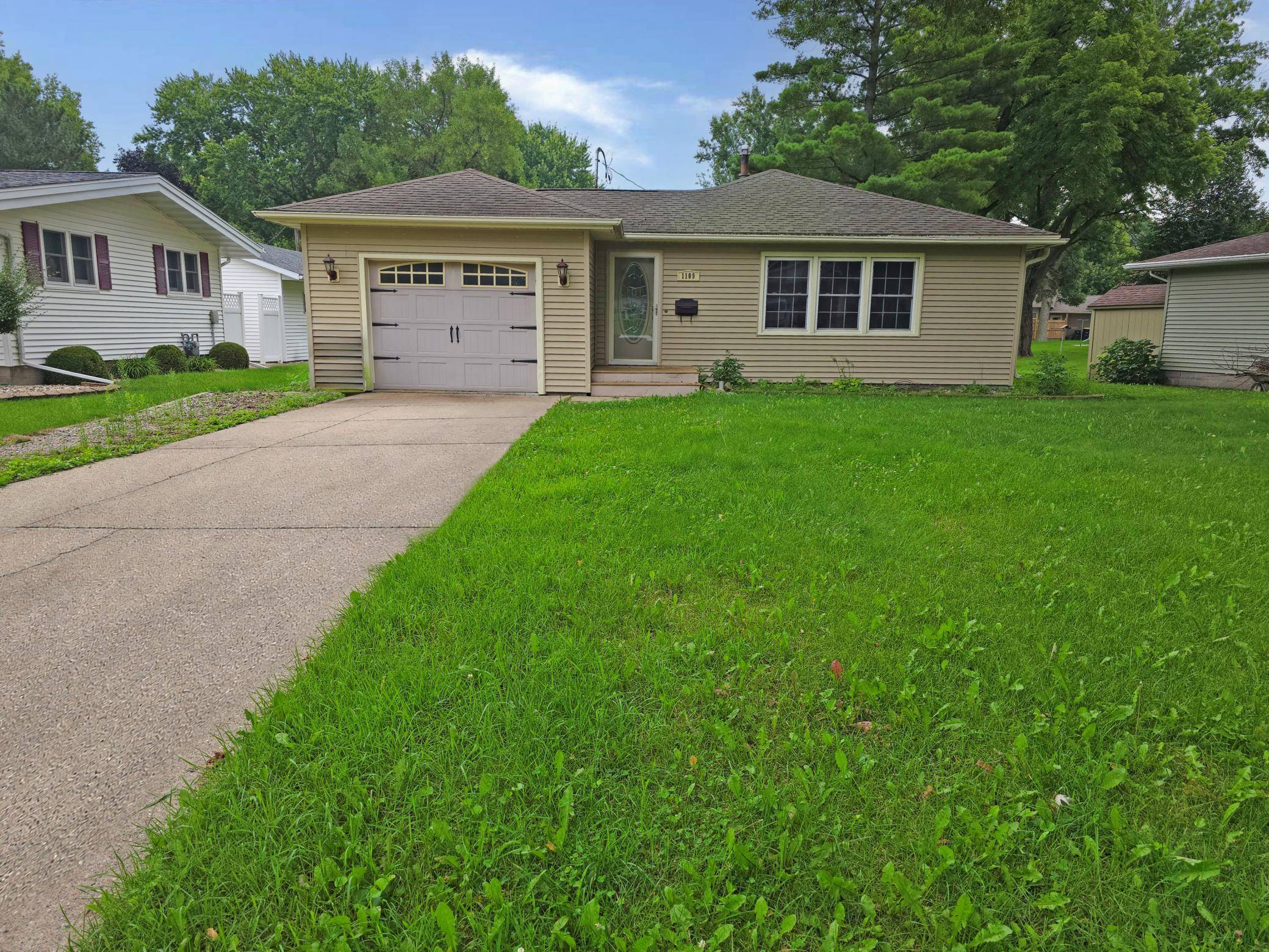 1109 S Moore ST, Blue Earth, MN 56013