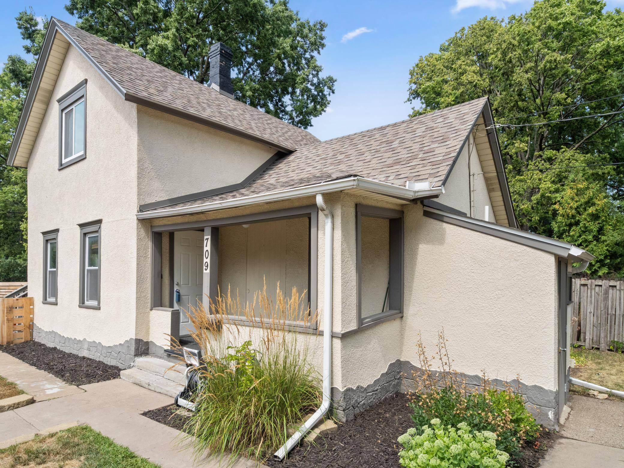 709 24th AVE NE, Minneapolis, MN 55418