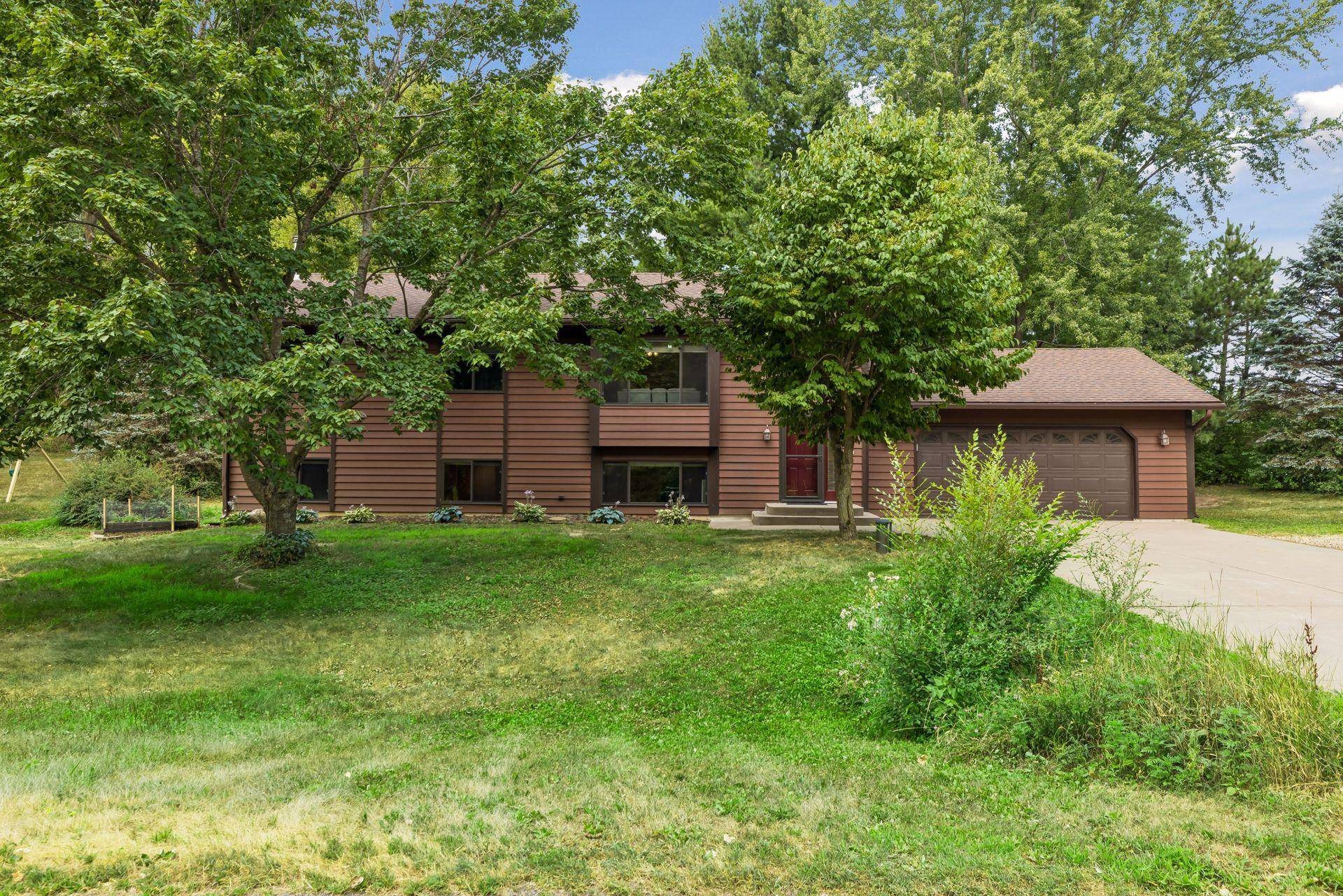 1076 Cottonwood DR, Hudson, WI 54016