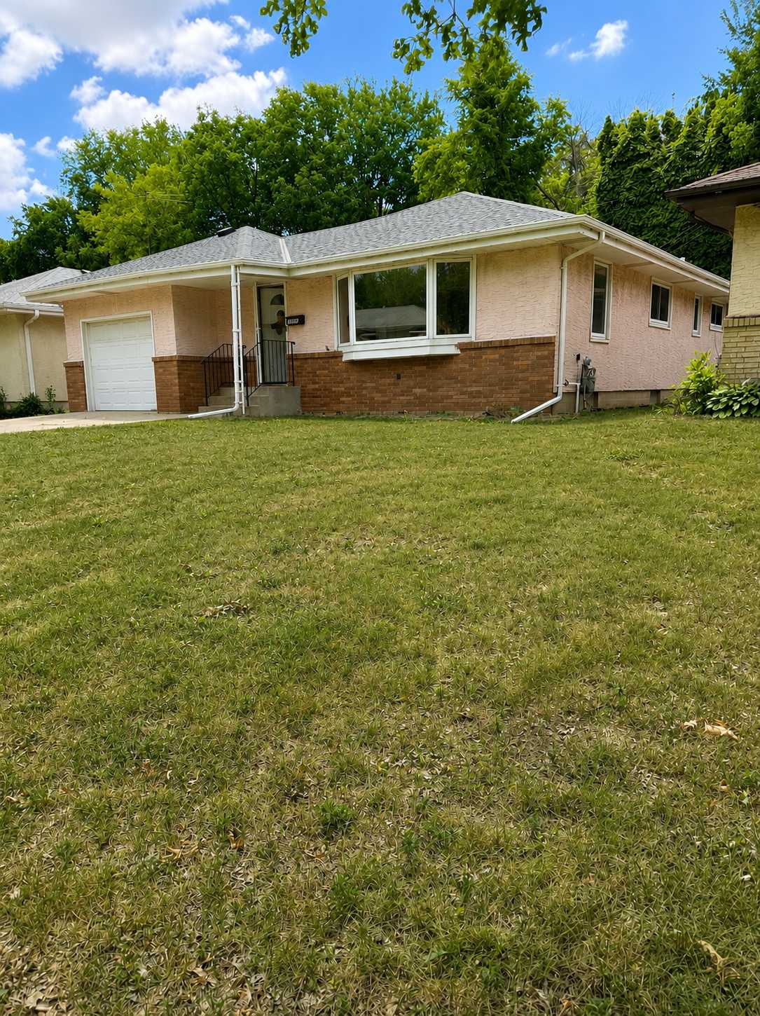 1600 Suburban AVE, Saint Paul, MN 55106