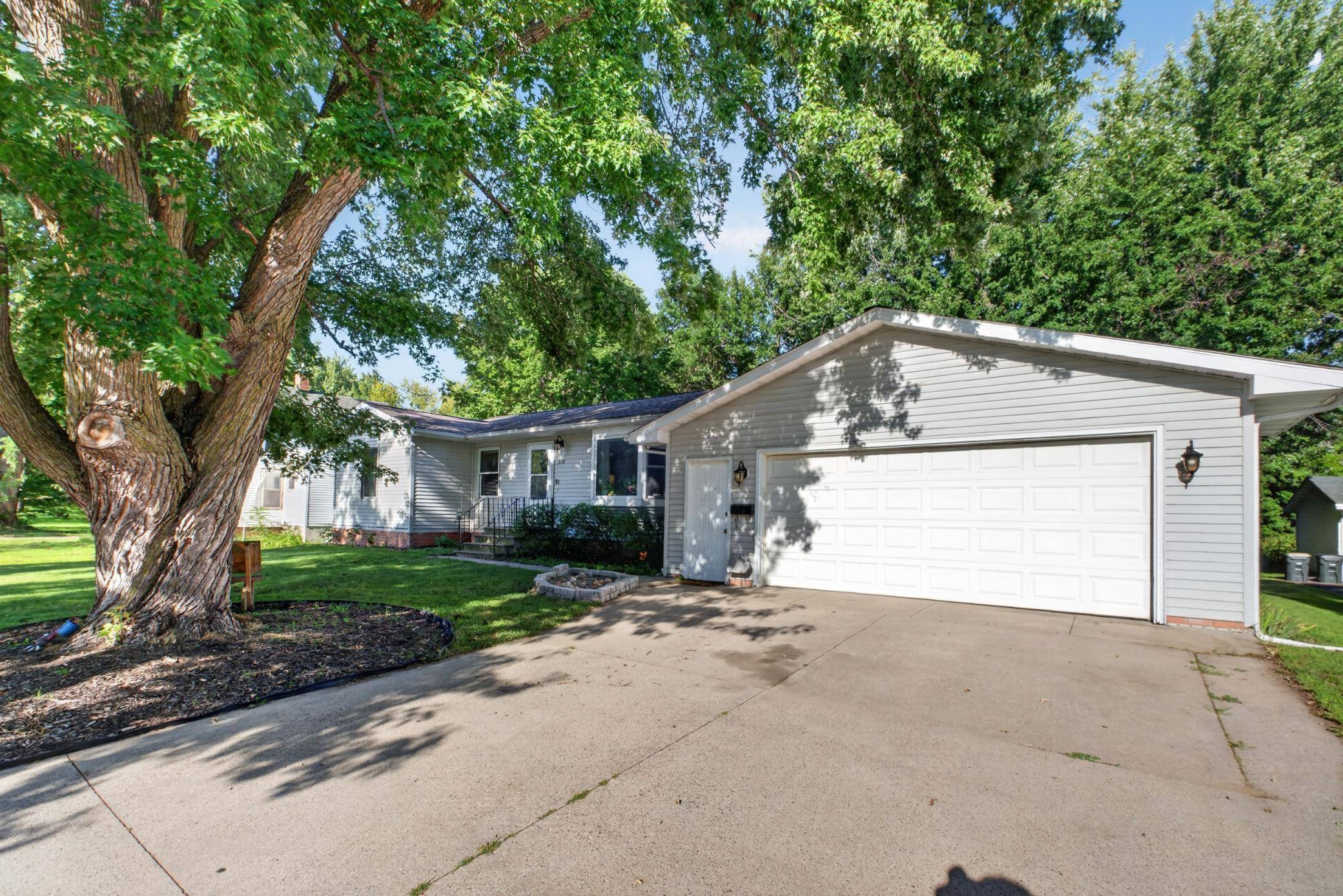 618 1st ST N, Waterville, MN 56096