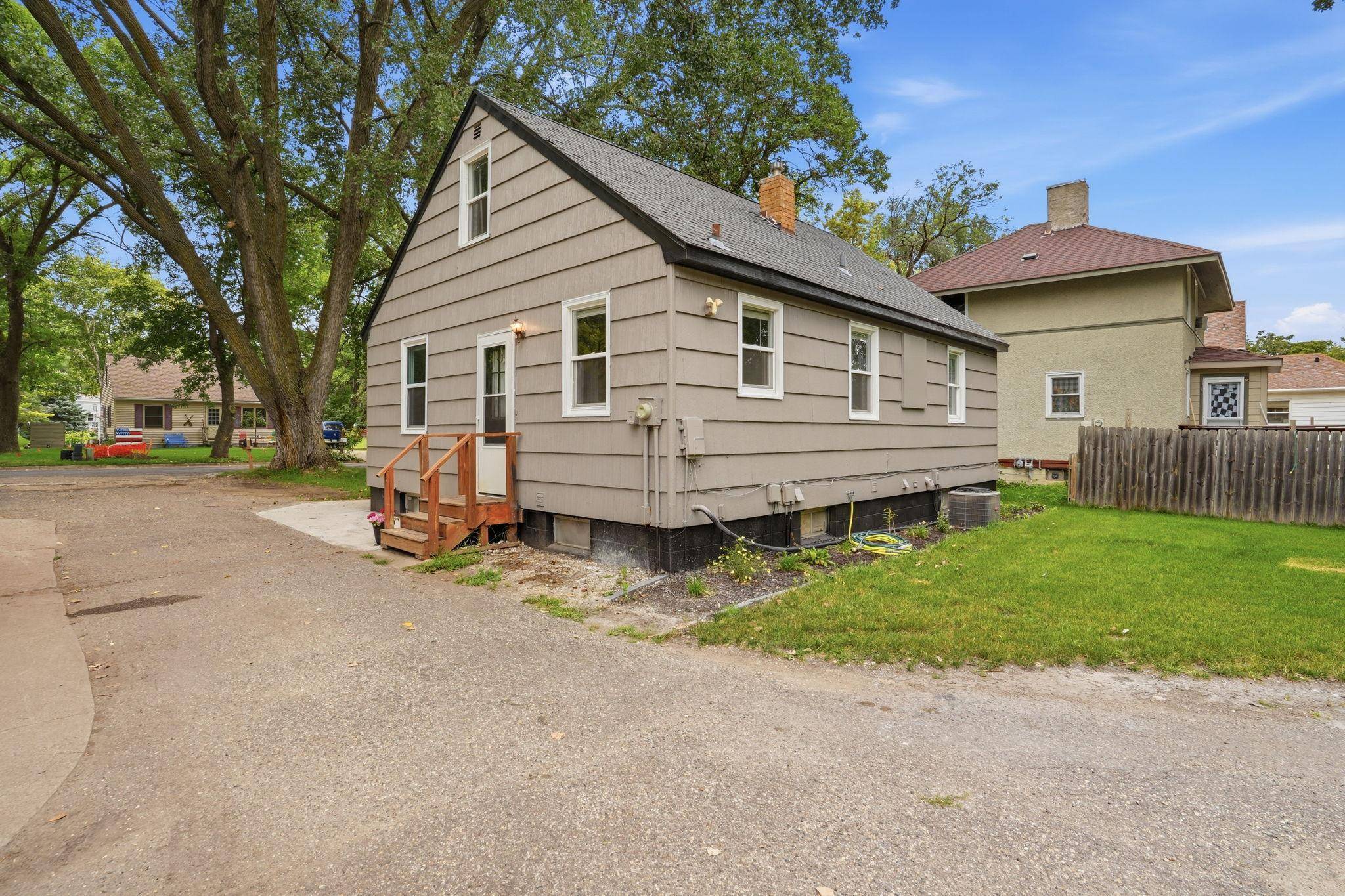 615 16th ST SW, Willmar, MN 56201