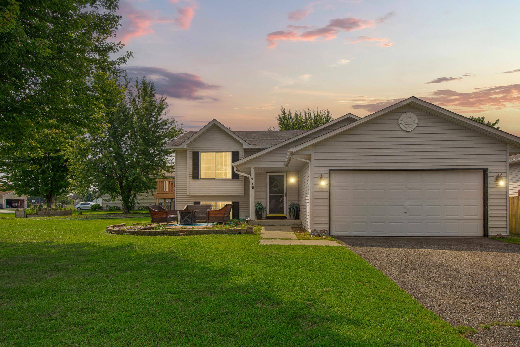 729 Heritage LN, Belle Plaine, MN 56011