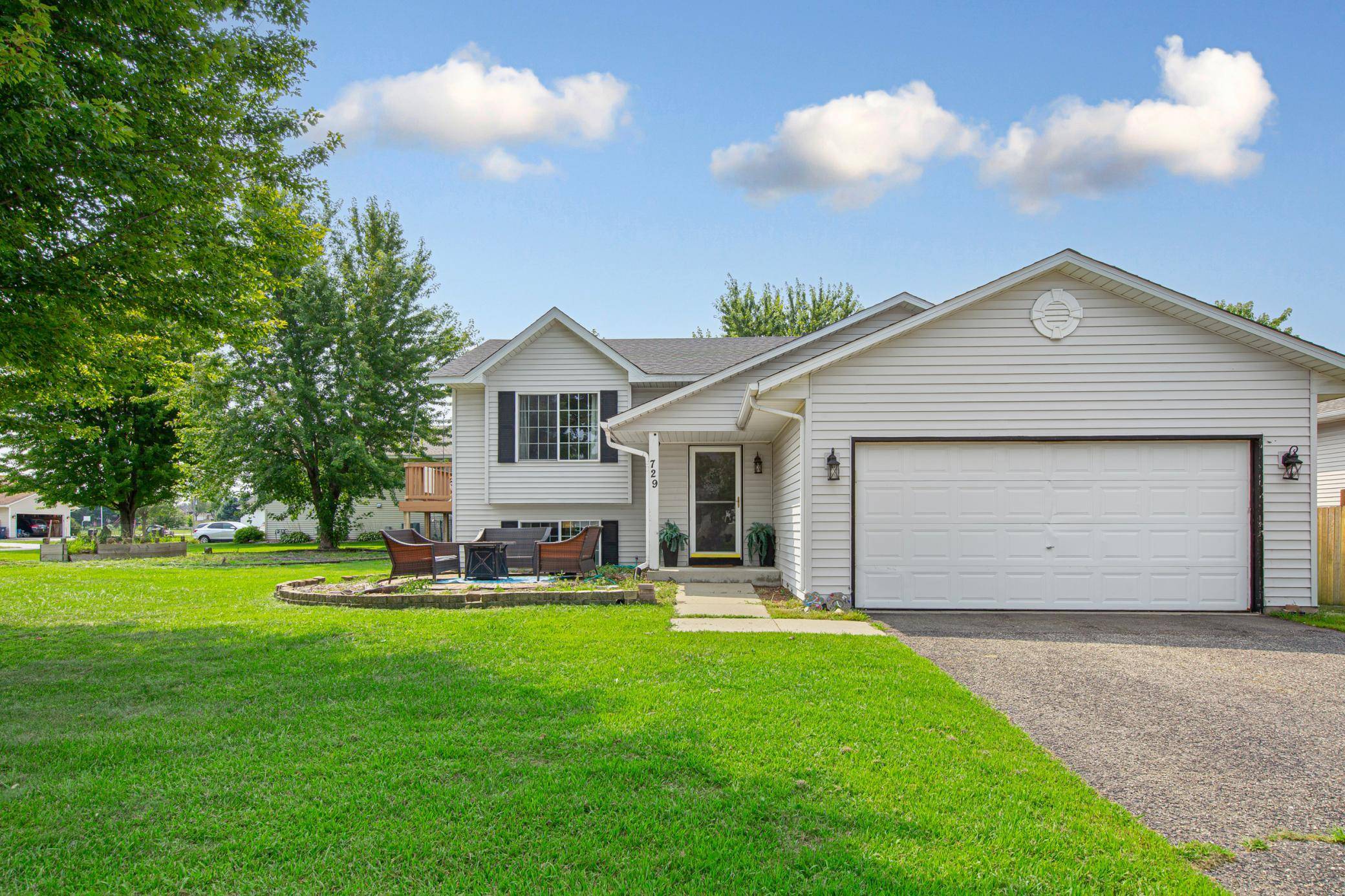 729 Heritage LN, Belle Plaine, MN 56011