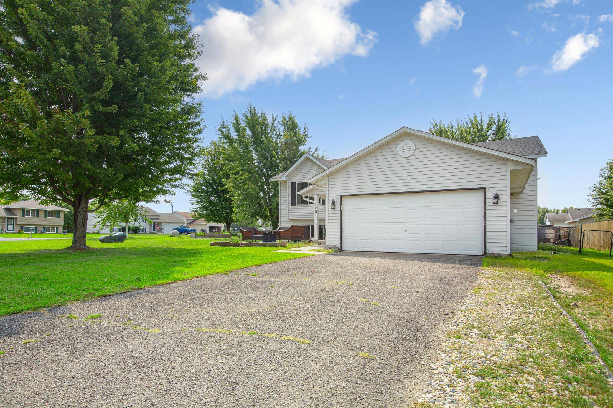 729 Heritage LN, Belle Plaine, MN 56011