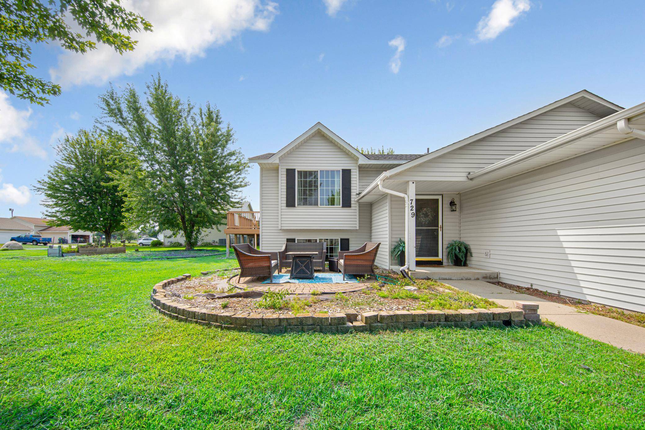 729 Heritage LN, Belle Plaine, MN 56011